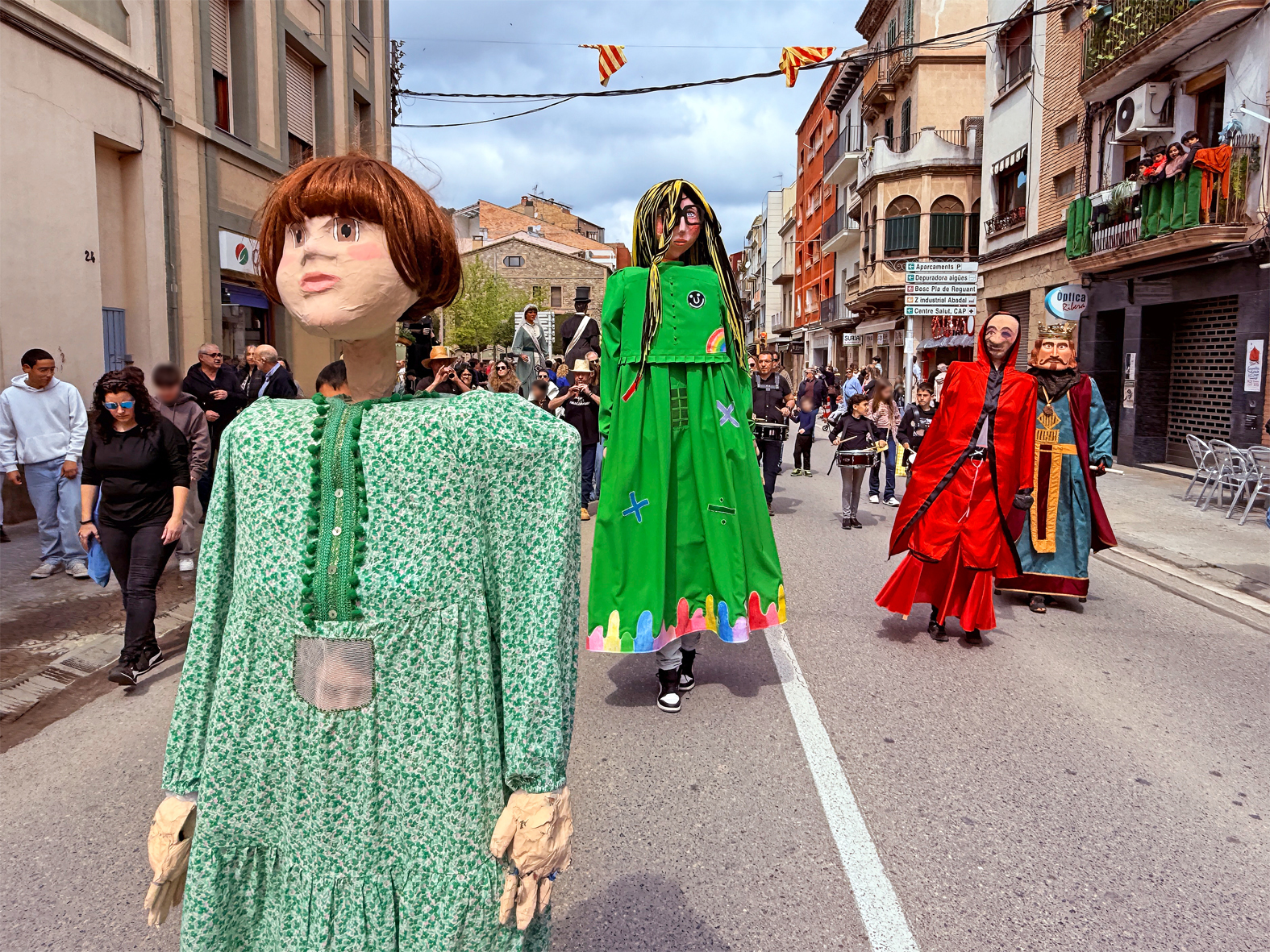 La colla de l'Escola Francesc Macià durant la cercavila de la 15a Trobada Gegantera, dins de la Fira de Rams de Súria.