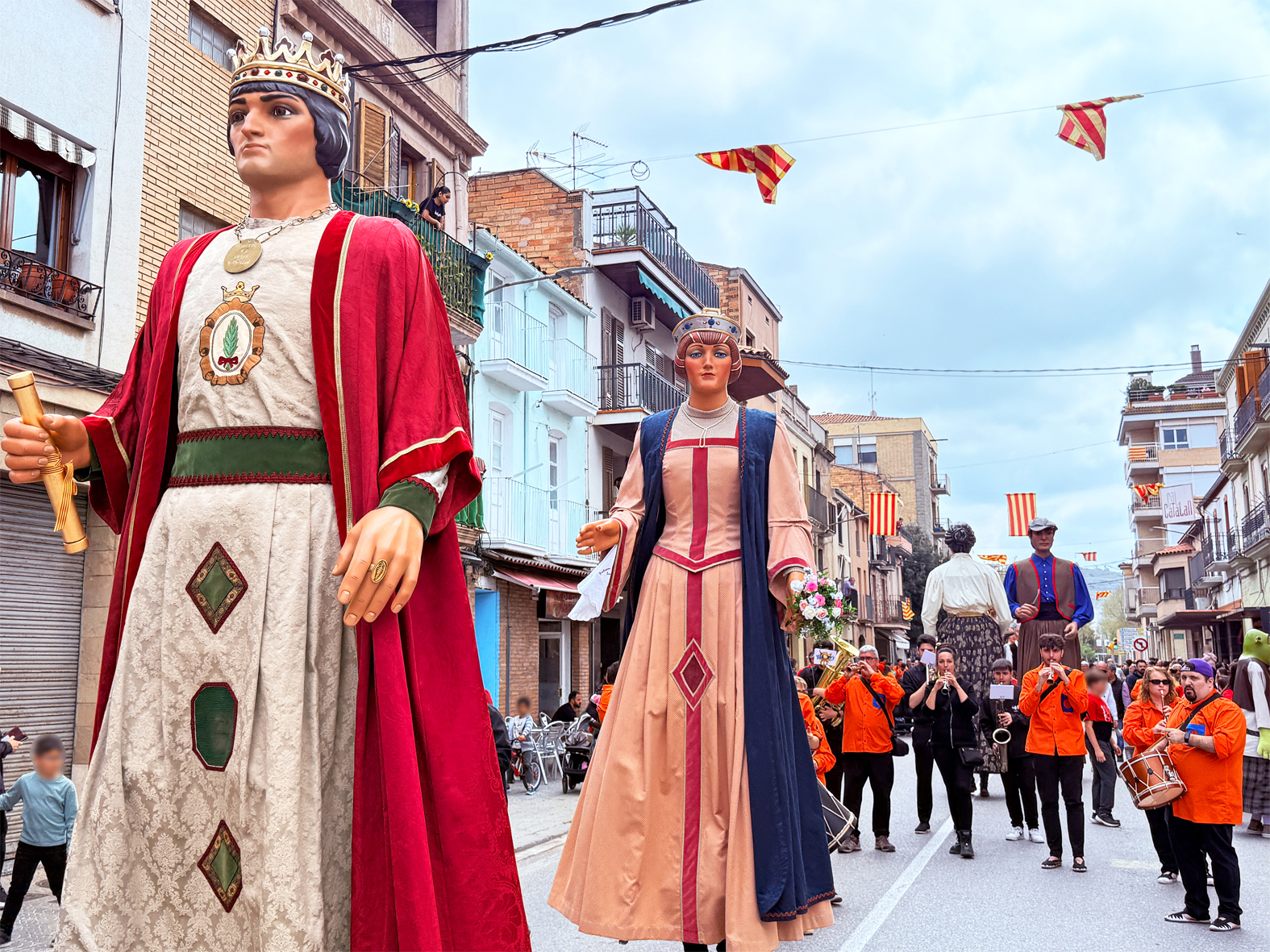 La colla de Geganters i Grallers del Poble Vell durant la cercavila de la 15a Trobada Gegantera, dins de la Fira de Rams de Súria.