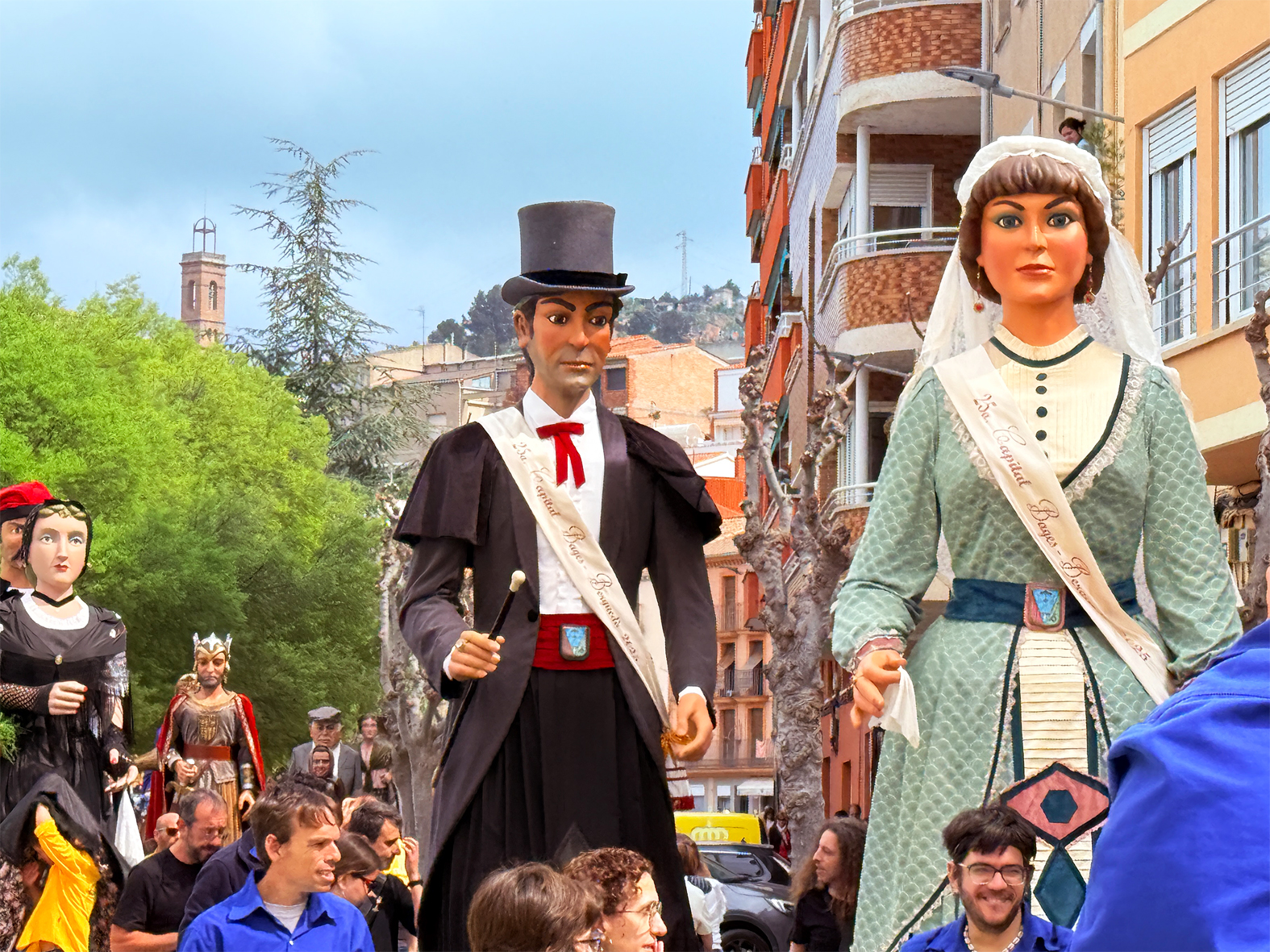 La colla de Sallent durant la cercavila de la 15a Trobada Gegantera, dins de la Fira de Rams de Súria.