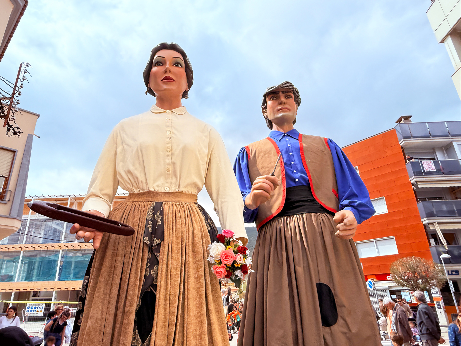 La colla de Navarcles durant la cercavila de la 15a Trobada Gegantera, dins de la Fira de Rams de Súria.