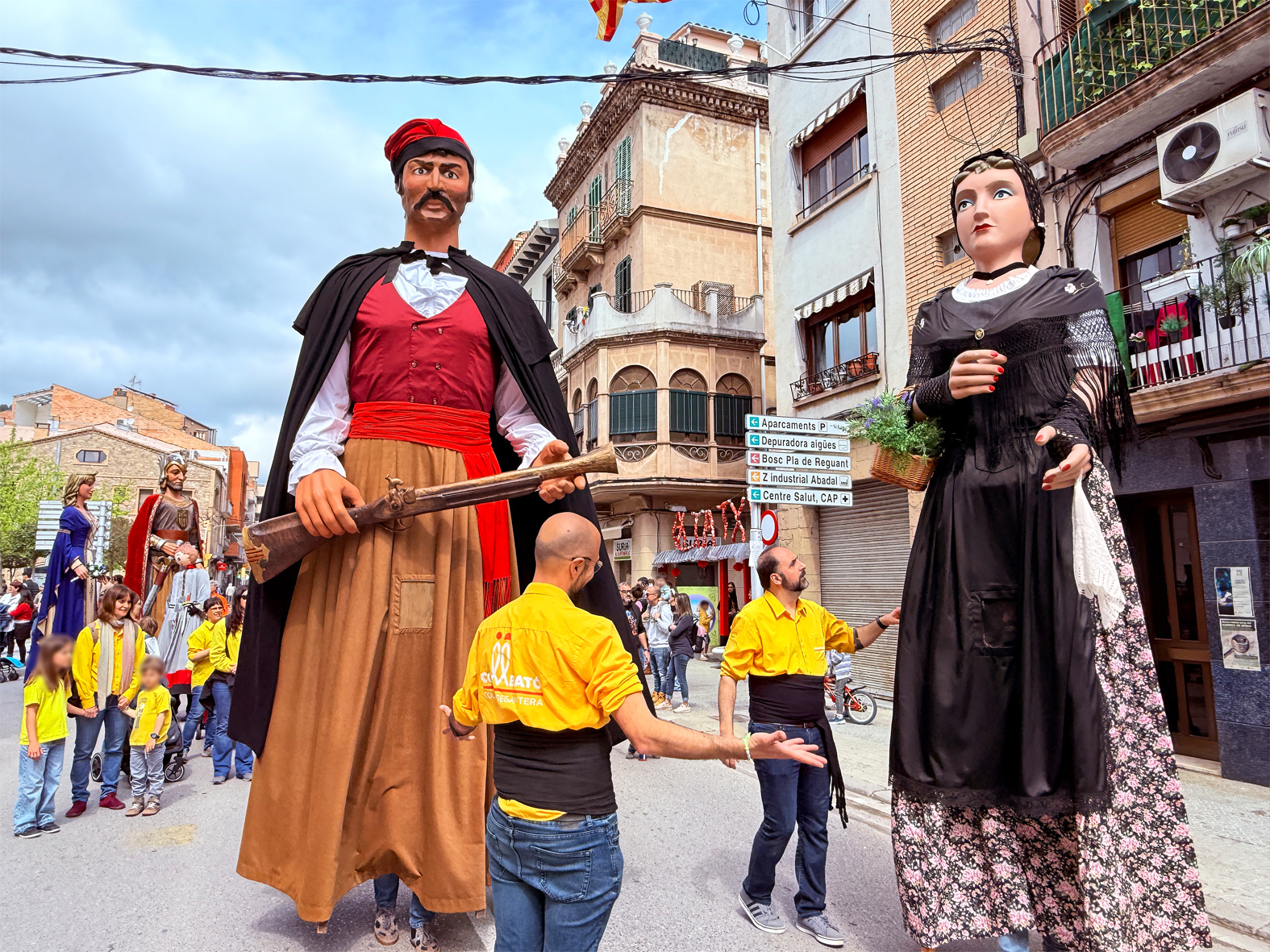 La colla de Collbató durant la cercavila de la 15a Trobada Gegantera, dins de la Fira de Rams de Súria.