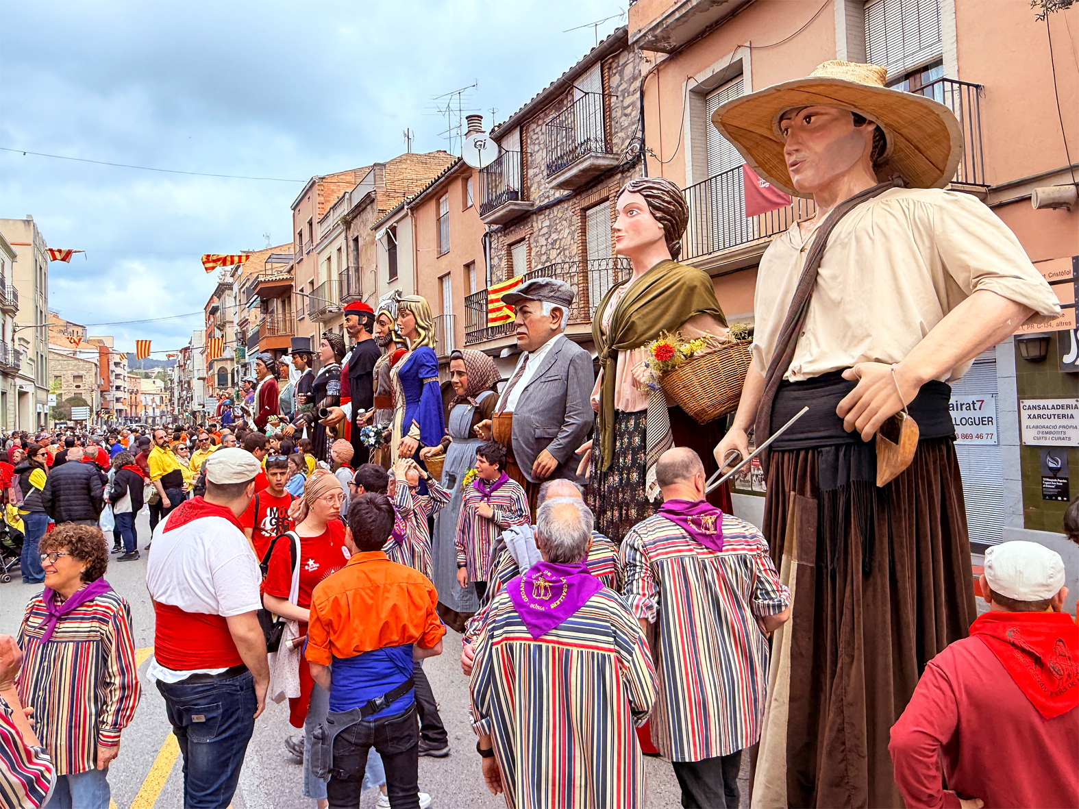 Aturada de les colles participants en la 15a Trobada Gegantera, dins de la Fira de Rams de Súria.