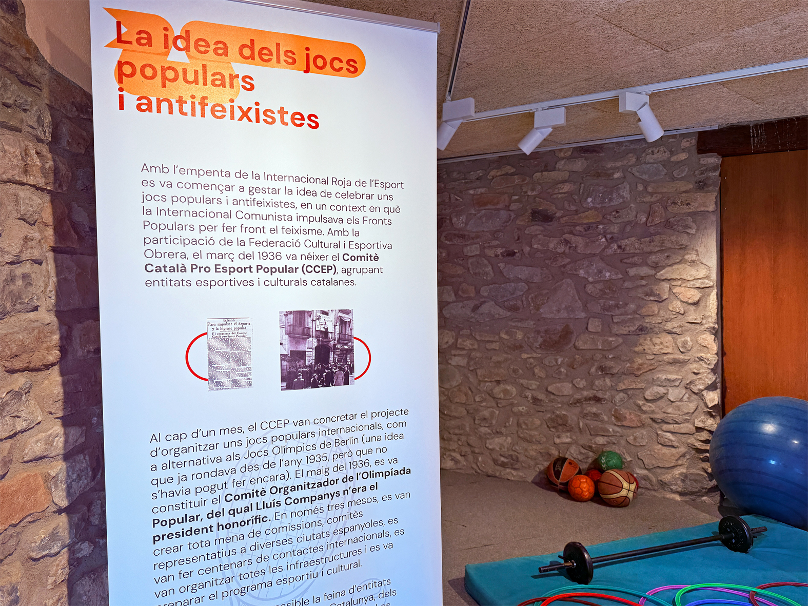 Imatge de l'exposició 'L'Olimpíada Popular, l'esport fent front al feixisme', a la sala Cal Balaguer del Porxo.