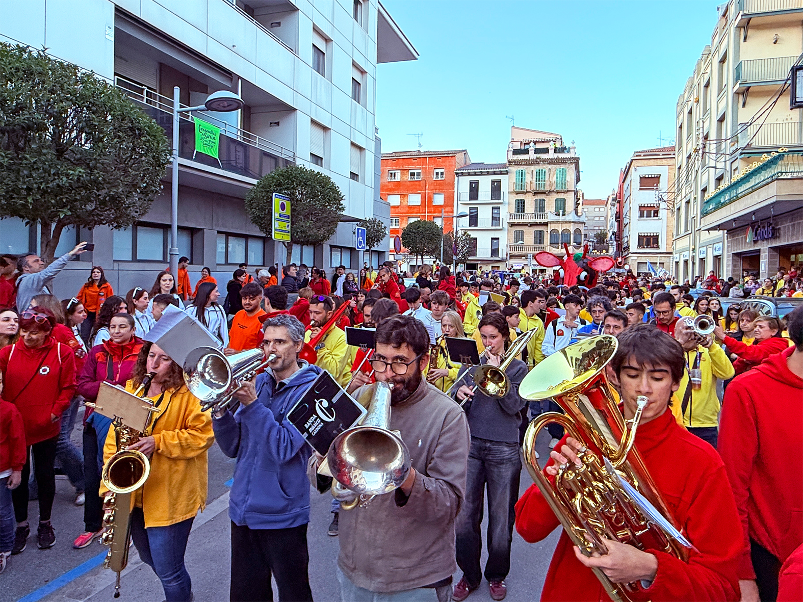Ambient de la Passada Caramellaire al centre urbÃ  de la vila, en l'inici de les Caramelles de SÃºria.