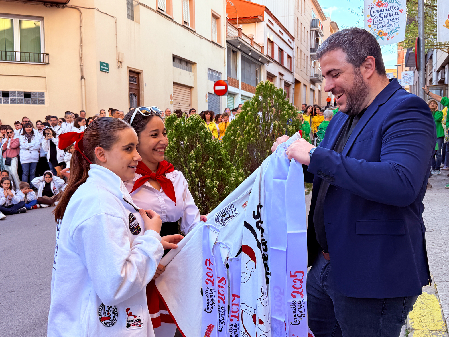 L'alcalde Albert CoberÃ³ lliura la cinta commemorativa a la colla dels Grans de l'AgrupaciÃ³ Sardanista en l'acte d'inici de les Caramelles de SÃºria, al davant de la Casa de la Vila.