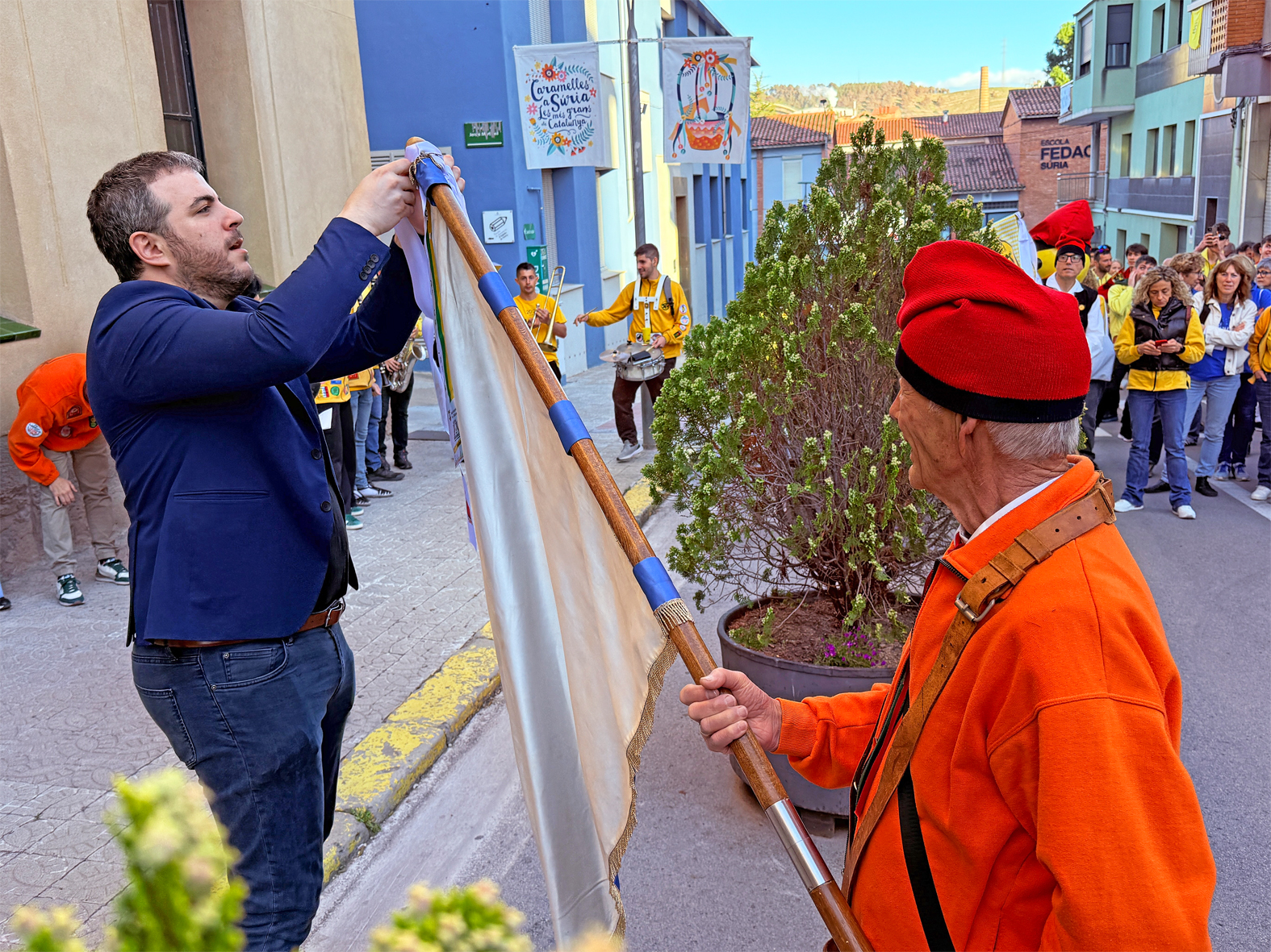 L'alcalde Albert CoberÃ³ lliura la cinta commemorativa a la colla del Tro Gros en l'acte d'inici de les Caramelles de SÃºria, al davant de la Casa de la Vila.