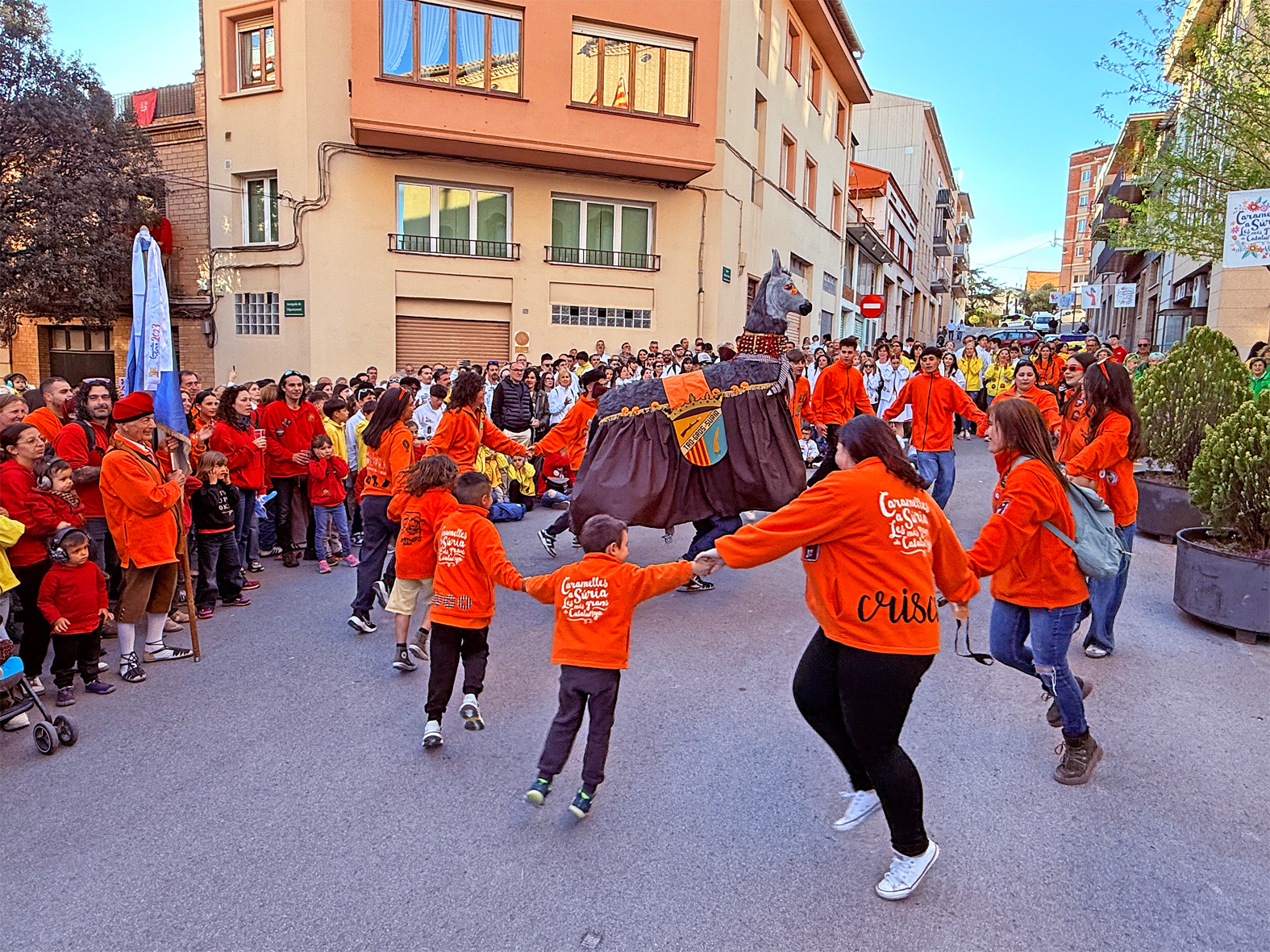 Ball de Cascavells del Tro Gros en l'acte d'inici de les Caramelles de SÃºria, al davant de la Casa de la Vila.