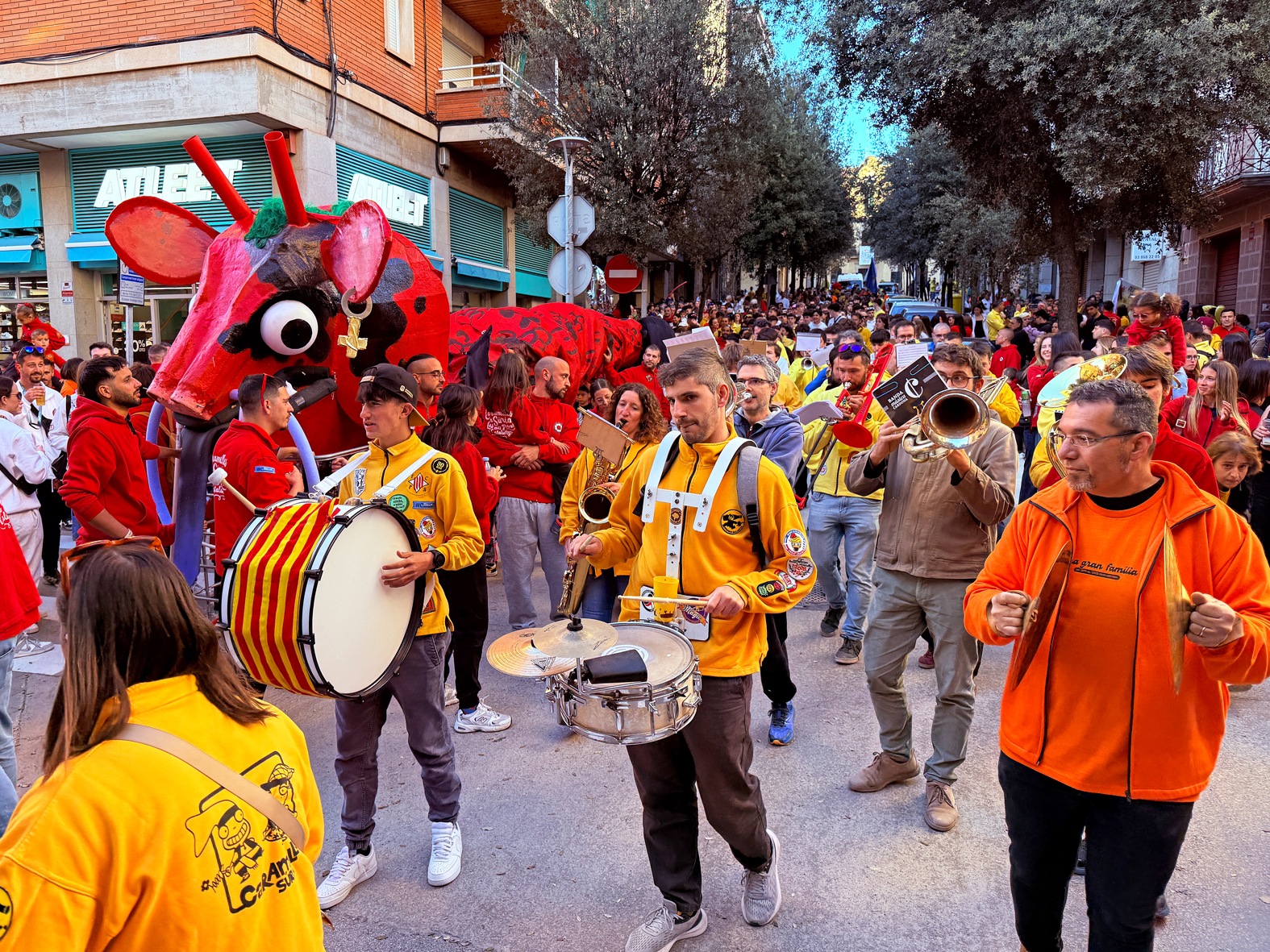Inici de la Passada Caramellaire per l'avinguda de l'Ajuntament, en el comenÃ§ament de les Caramelles de SÃºria.