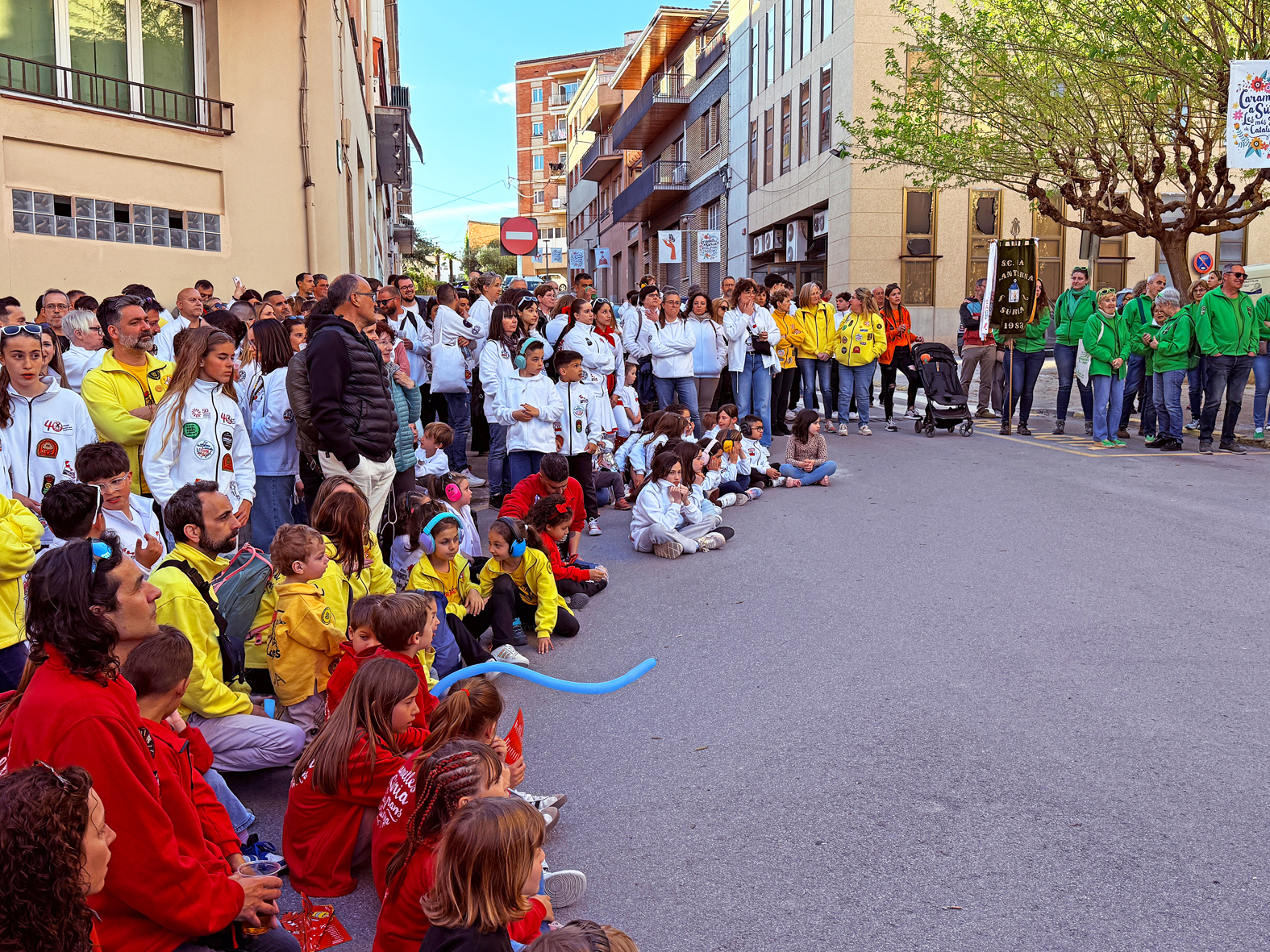 Membres de les colles caramellaires al davant de la Casa de la Vila, abans del comenÃ§ament de l'acte d'inici de les Caramelles de SÃºria.