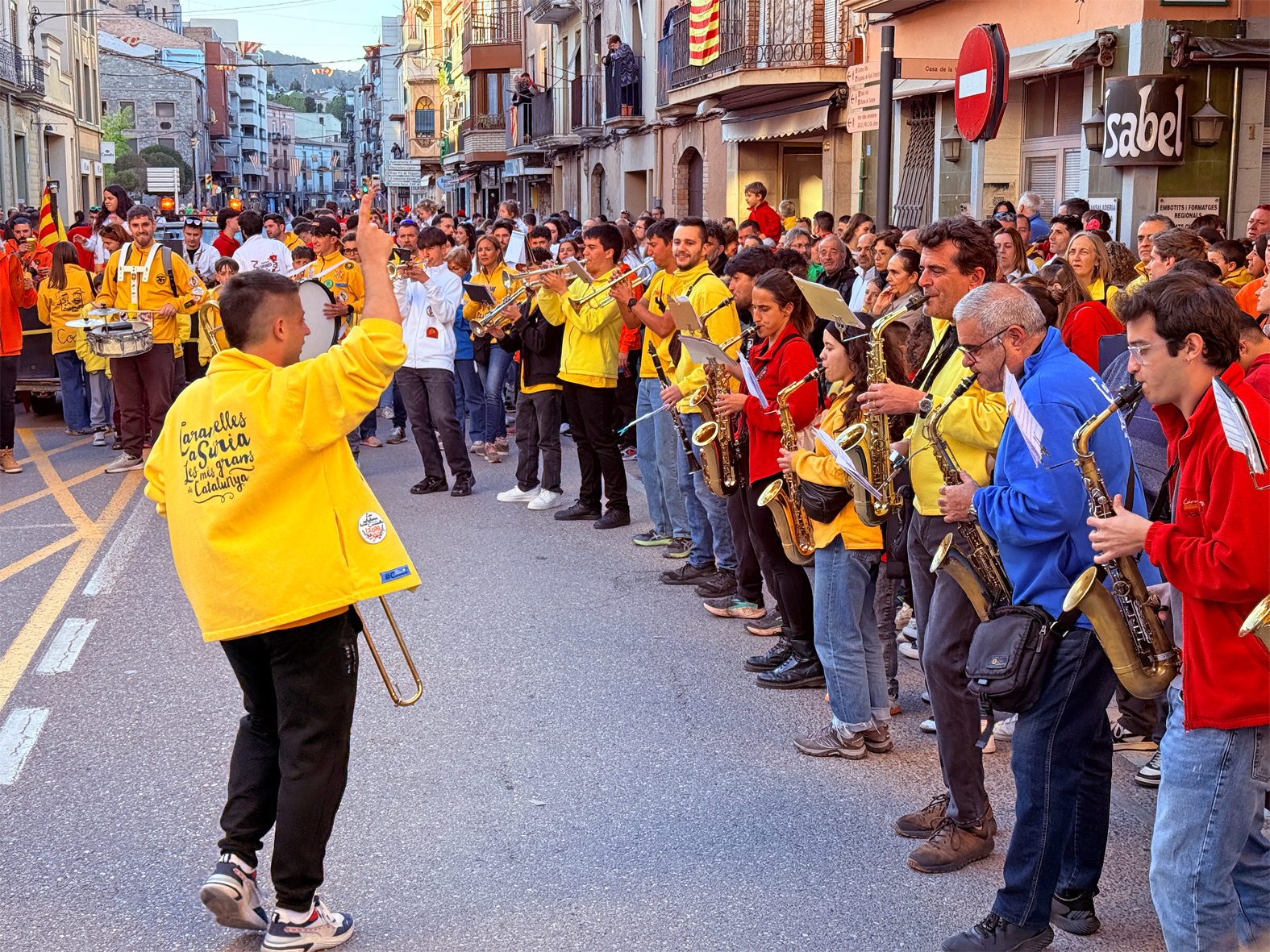 MÃºsics de la Passada Caramellaire al centre urbÃ  de la vila, en l'inici de les Caramelles de SÃºria.
