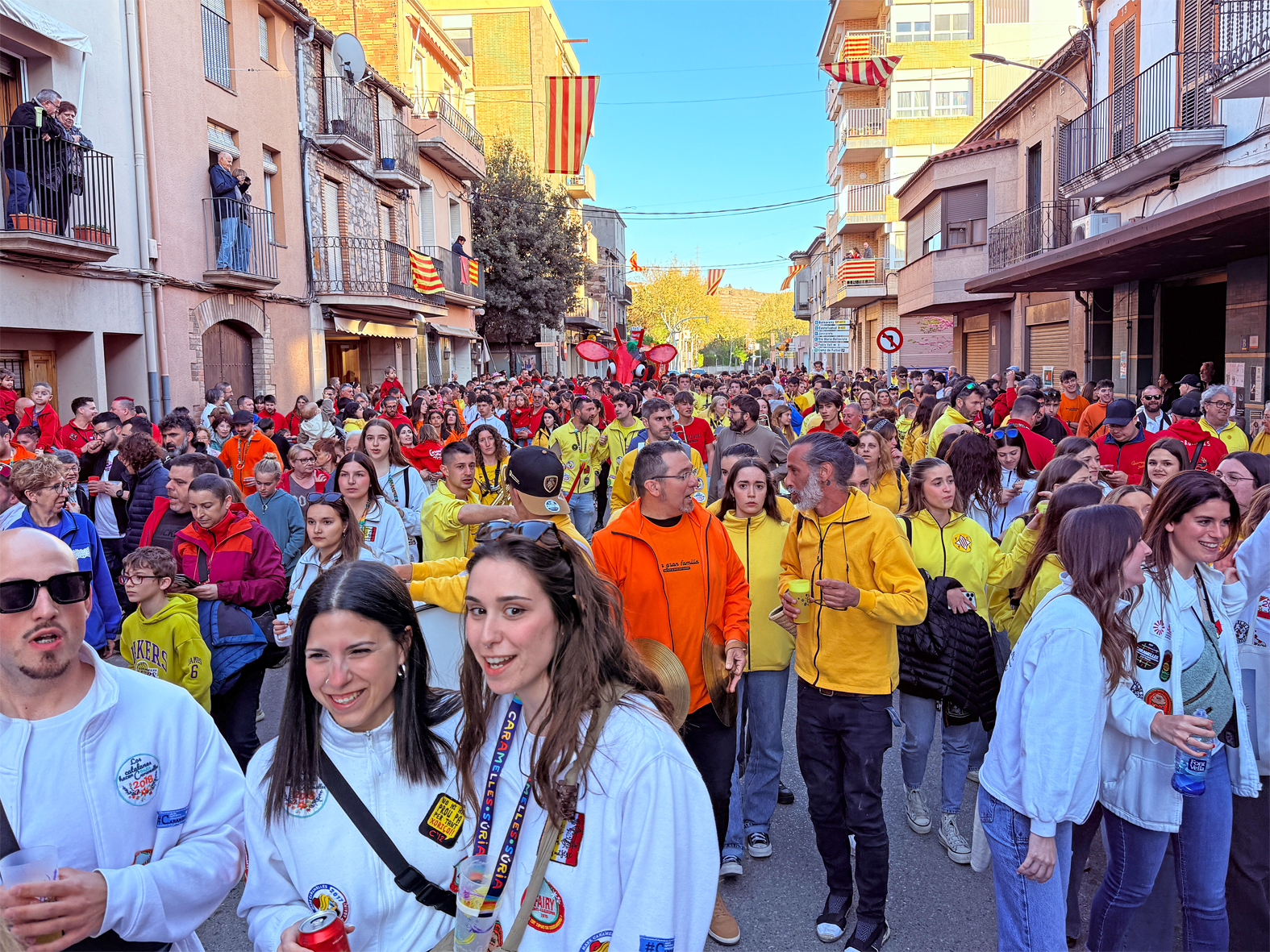 Ambient de la Passada Caramellaire al centre urbÃ  de la vila, en l'inici de les Caramelles de SÃºria.