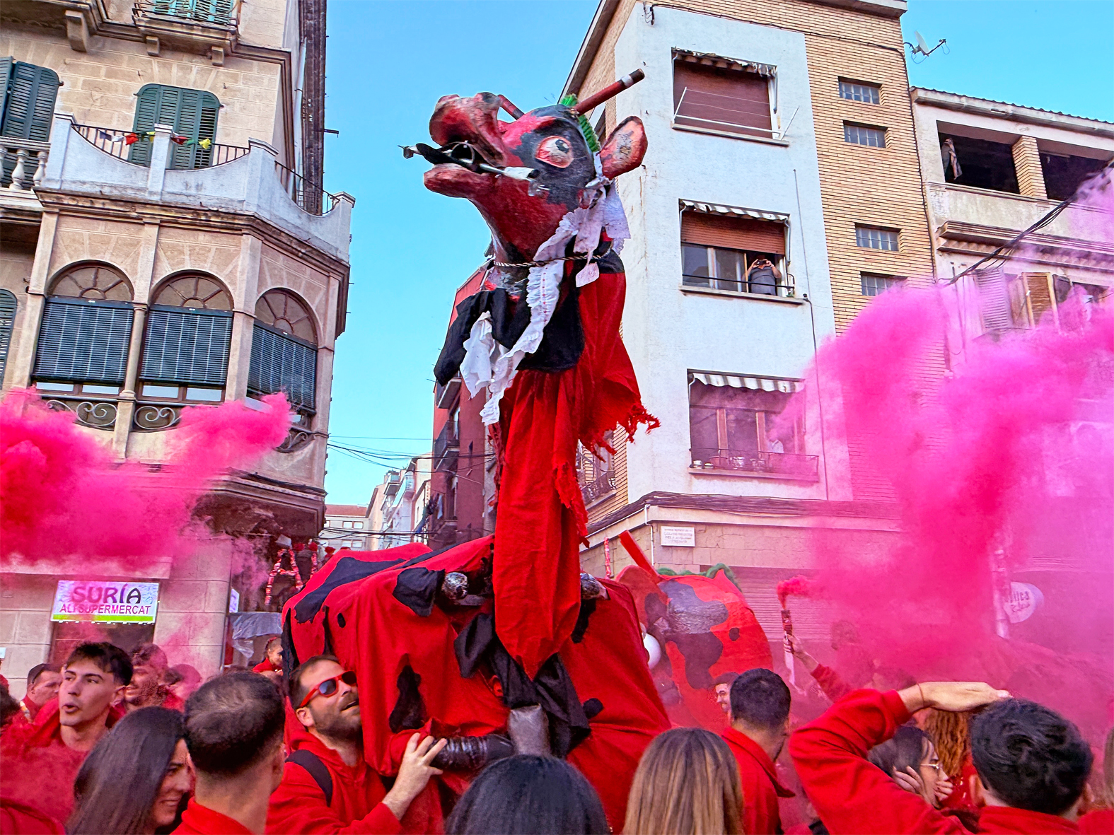 Les colles de l'Altatxu durant la Passada Caramellaire, en l'inici de les Caramelles de SÃºria.