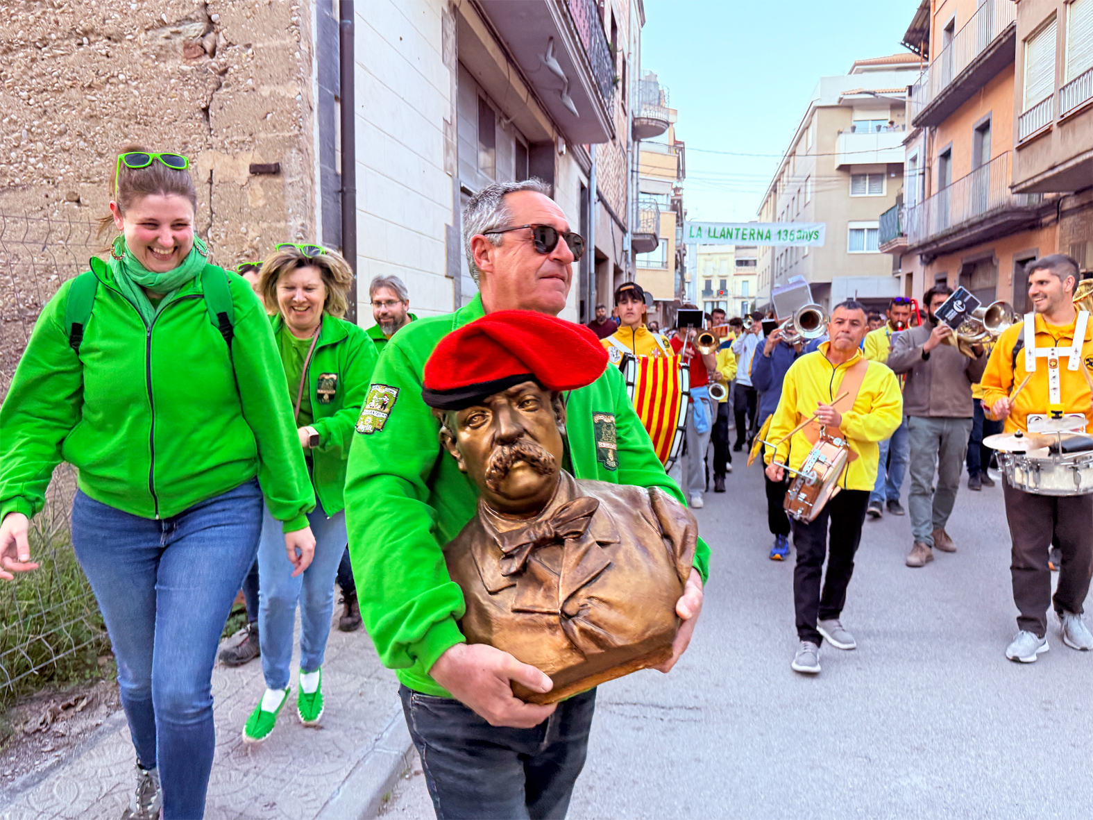 Membres de la colla de La Llanterna durant la Passada Caramellaire amb el bust de Josep Anselm ClavÃ©, en l'inici de les Caramelles de SÃºria.