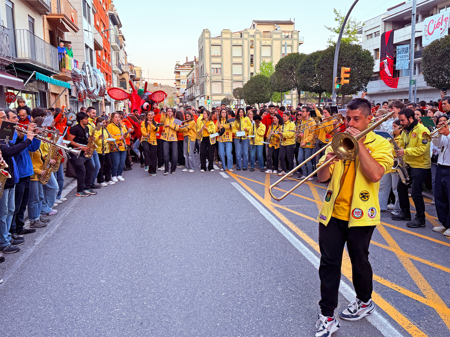MÃºsics de la Passada Caramellaire al centre urbÃ  de la vila, en l'inici de les Caramelles de SÃºria.