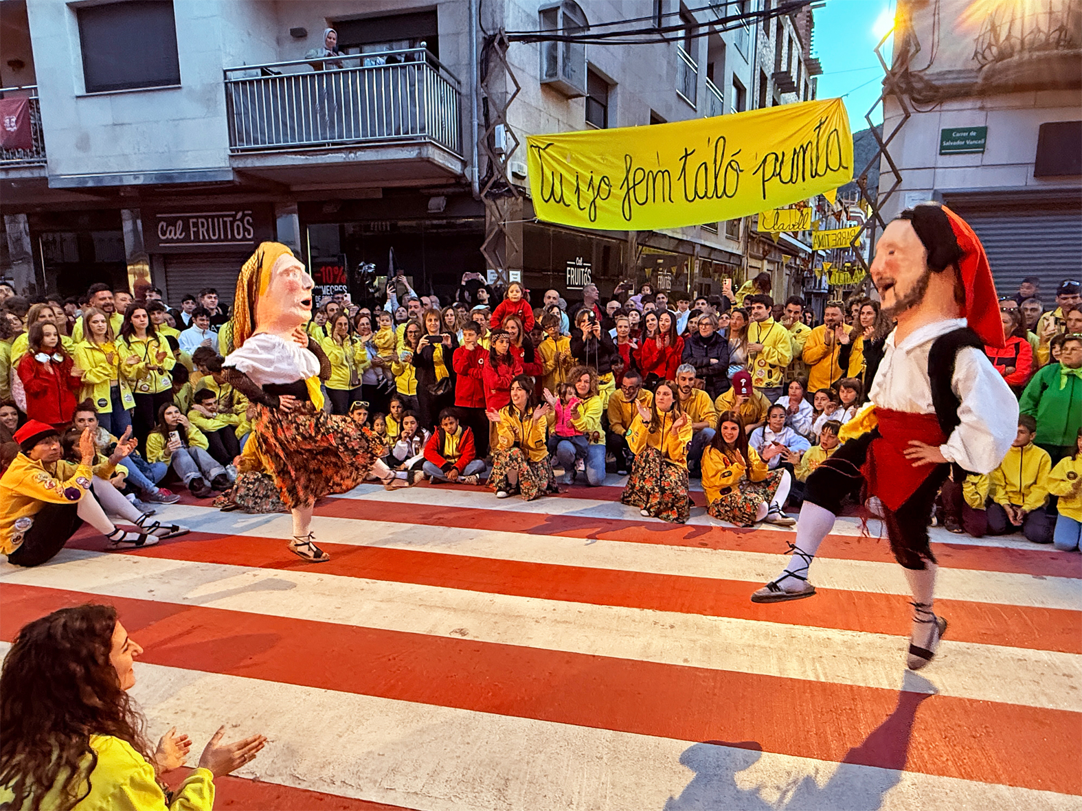 Les colles del Foment Cultural durant la Passada Caramellaire, en l'inici de les Caramelles de SÃºria.