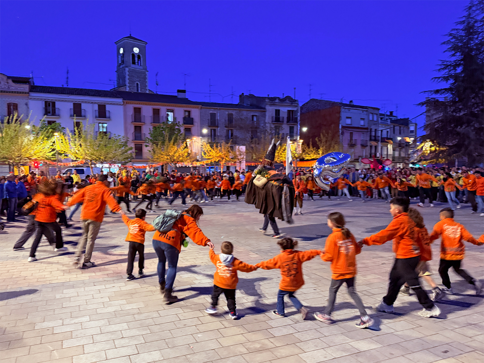 Les colles del Foment Cultural durant la Passada Caramellaire, en l'inici de les Caramelles de SÃºria.