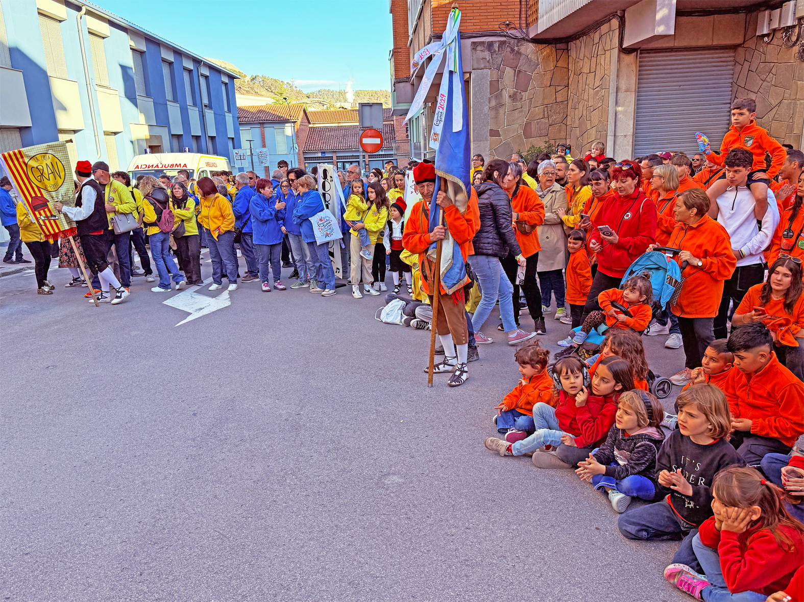 Membres de les colles caramellaires al davant de la Casa de la Vila, abans del comenÃ§ament de l'acte d'inici de les Caramelles de SÃºria.