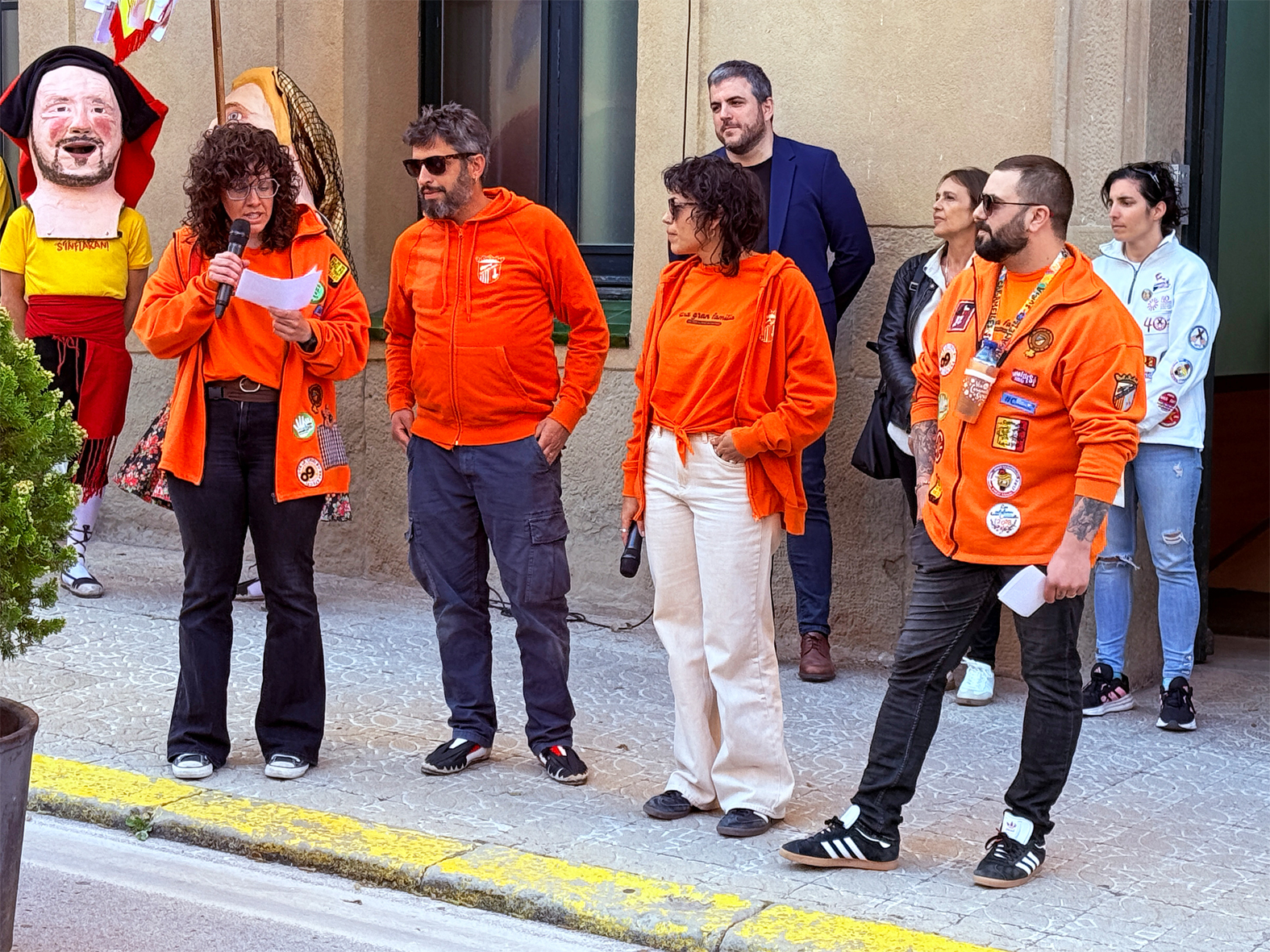 Parlament de representants de la colla del Tro Gros en l'acte d'inici de les Caramelles de SÃºria, al davant de la Casa de la Vila.
