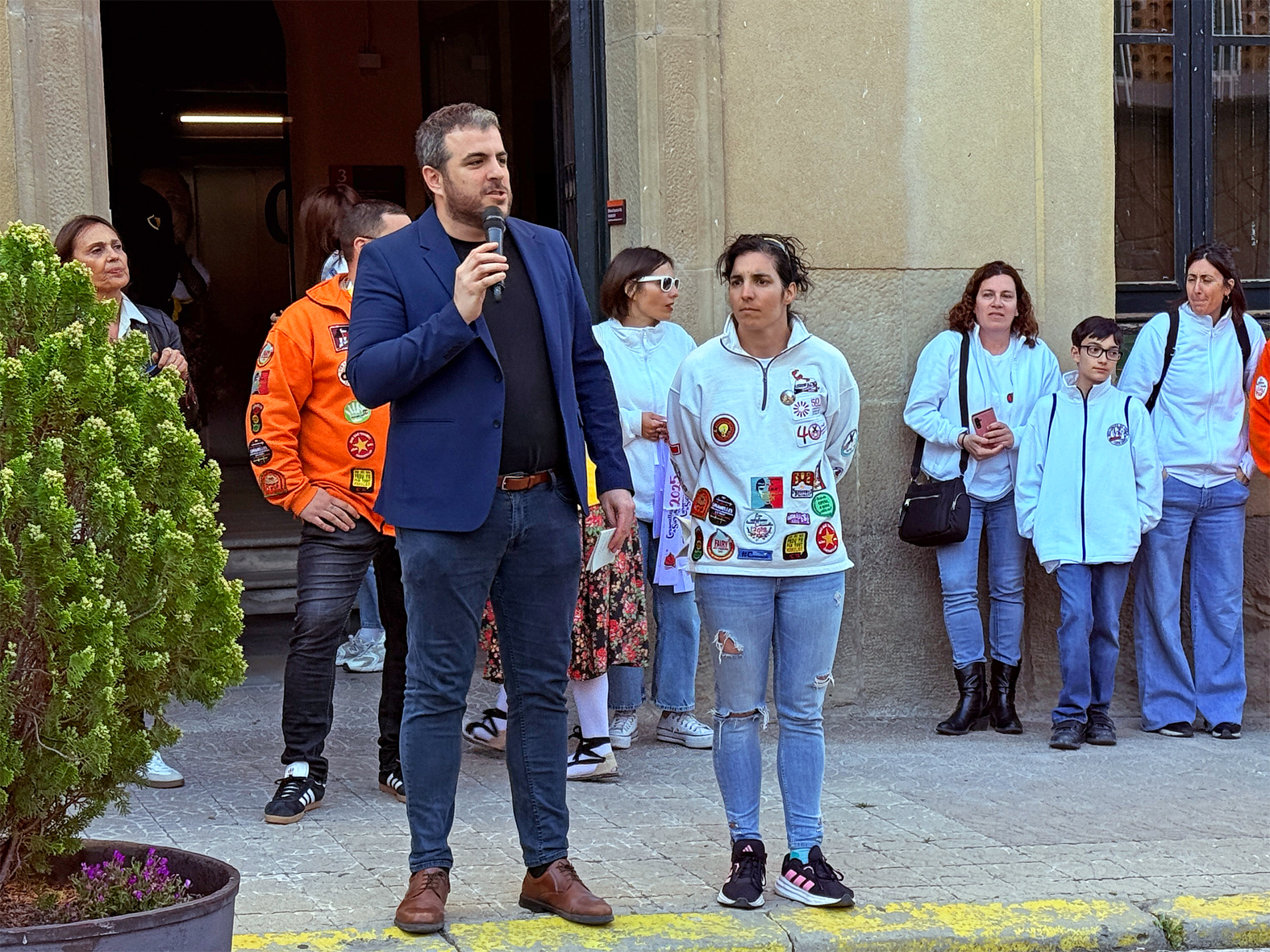 Parlament de l'alcalde Albert CoberÃ³ en l'acte d'inici de les Caramelles de SÃºria, al davant de la Casa de la Vila.