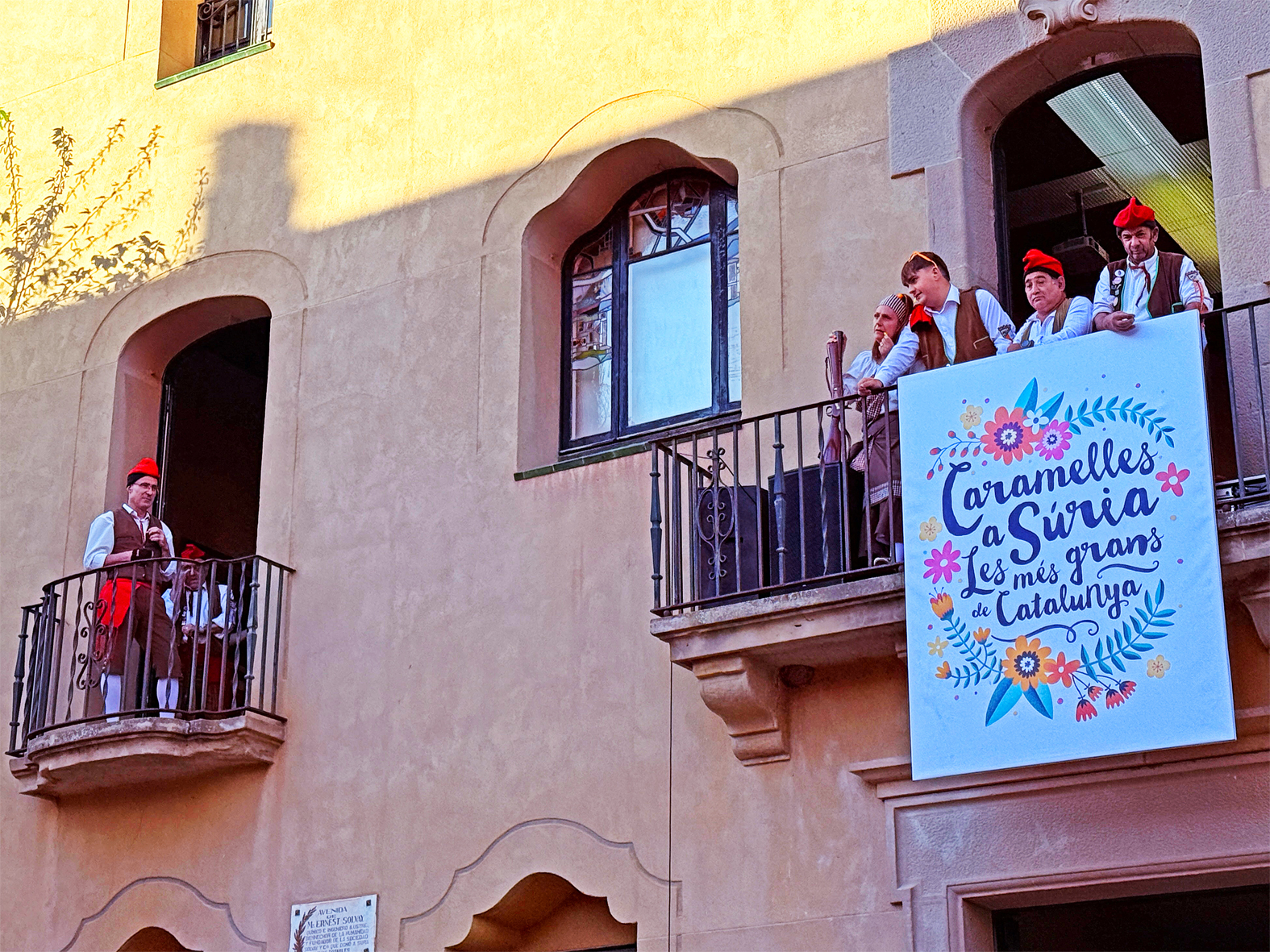 Trabucaires del Tro Gros als balcons de la Casa de la Vila, en l'acte d'inici de les Caramelles de SÃºria.