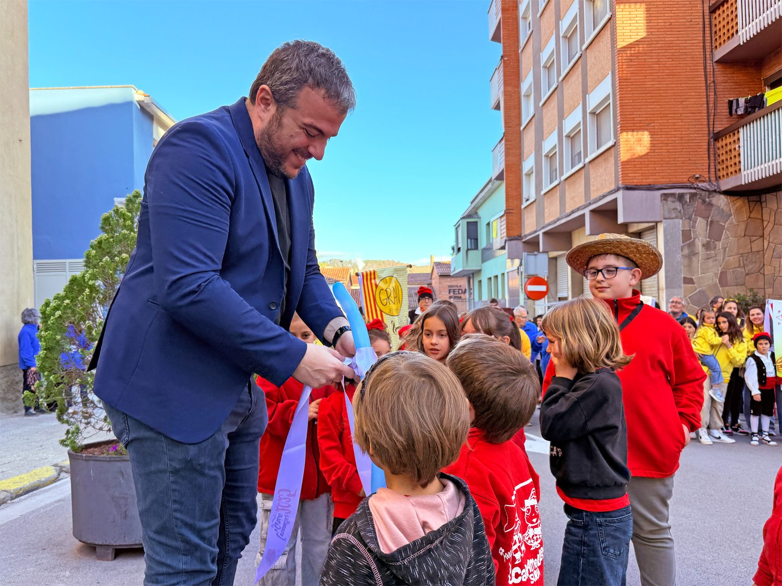 L'alcalde Albert CoberÃ³ lliura la cinta commemorativa a la colla d'Altatxets, en l'acte d'inici de les Caramelles de SÃºria, al davant de la Casa de la Vila.