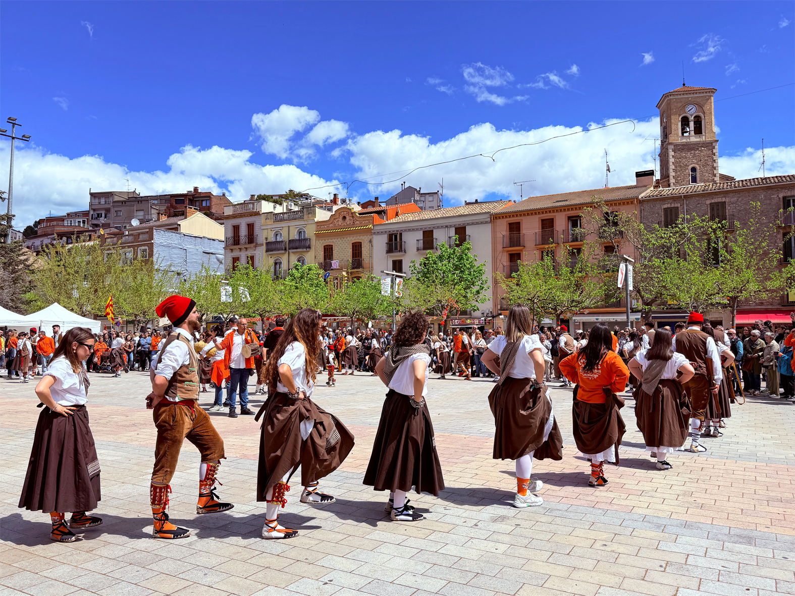 Ball de Cascavells de la colla del Tro Gros a la plaÃ§a de Sant Joan en les Caramelles de SÃºria 2025.
