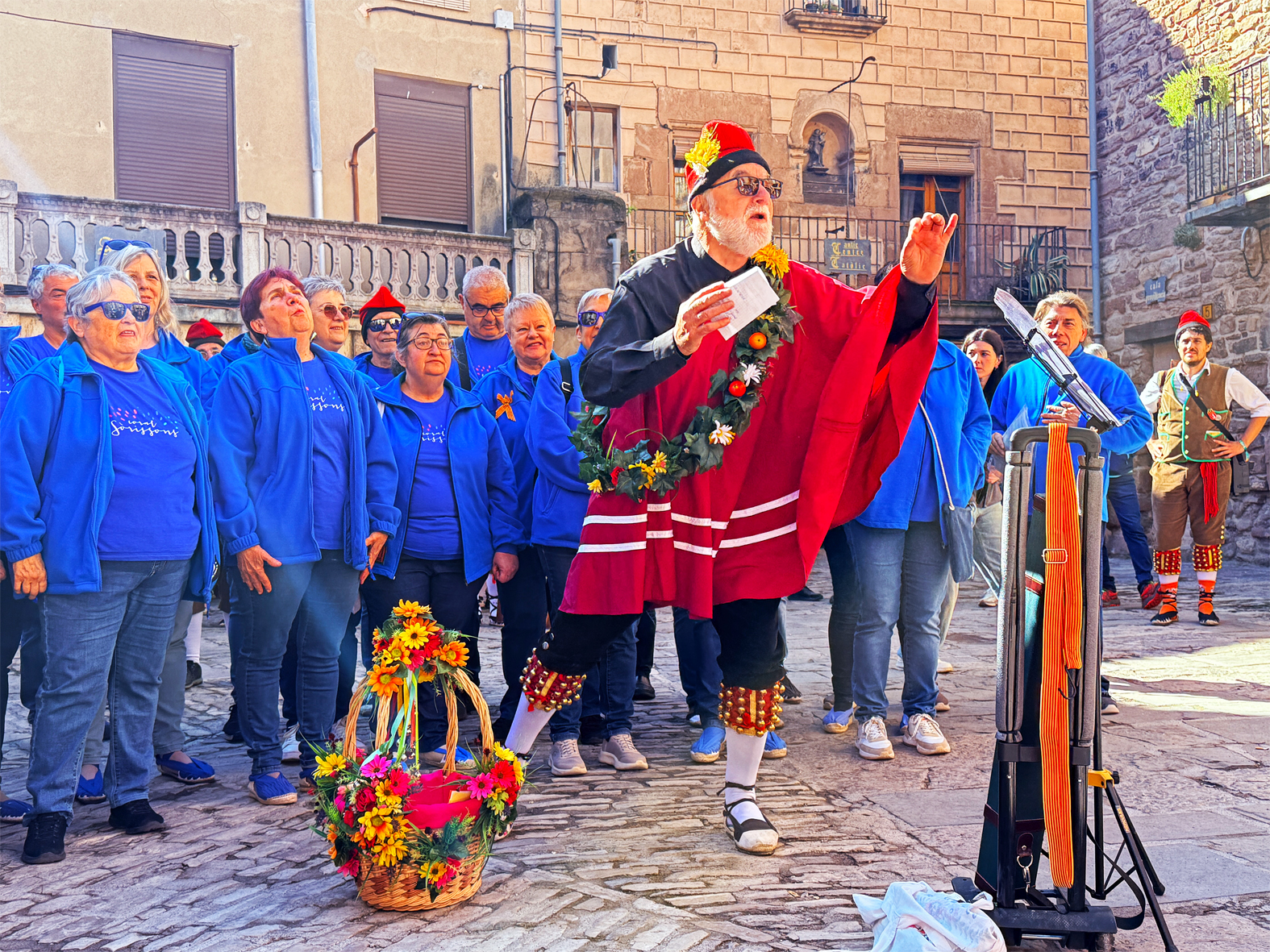 Parlament de la lloca de la colla de la Coral SÃ²rissons a la plaÃ§a Major del Poble Vell en les Caramelles de SÃºria 2025.