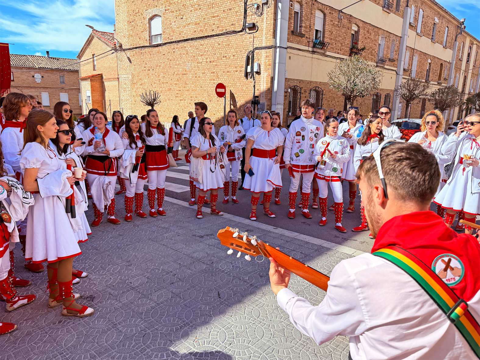 ActuaciÃ³ de la colla dels Grans de l'AgrupaciÃ³ Sardanista al barri de Santa Maria en les Caramelles de SÃºria 2025.