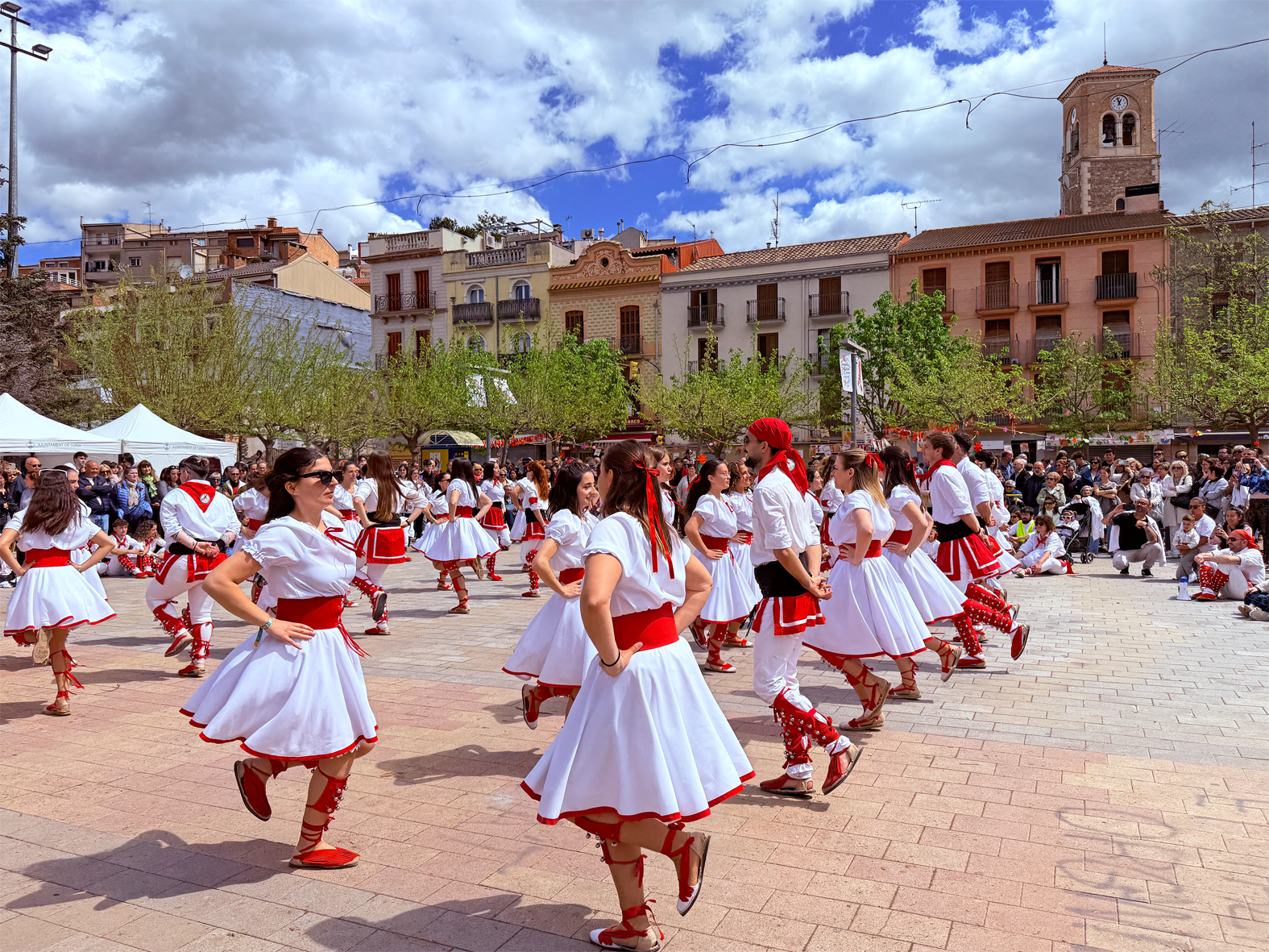 ActuaciÃ³ de la colla dels Grans de l'AgrupaciÃ³ Sardanista a la plaÃ§a de Sant Joan en les Caramelles de SÃºria 2025.