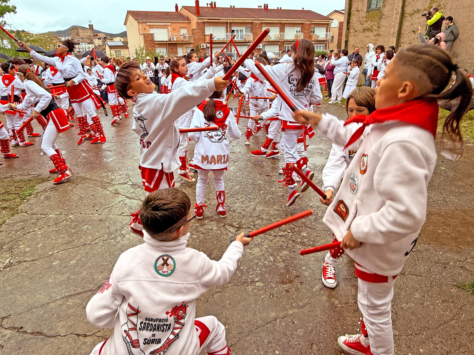 ActuaciÃ³ de la colla Infantil de l'AgrupaciÃ³ Sardanista al barri de Salipota en les Caramelles de SÃºria 2025.