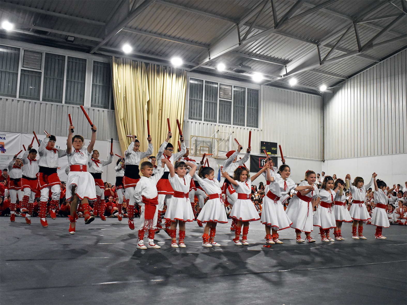 ActuaciÃ³ de la colla Infantil de l'AgrupaciÃ³ Sardanista durant la Trobada Caramellaire del PavellÃ³ en les Caramelles de SÃºria 2025.