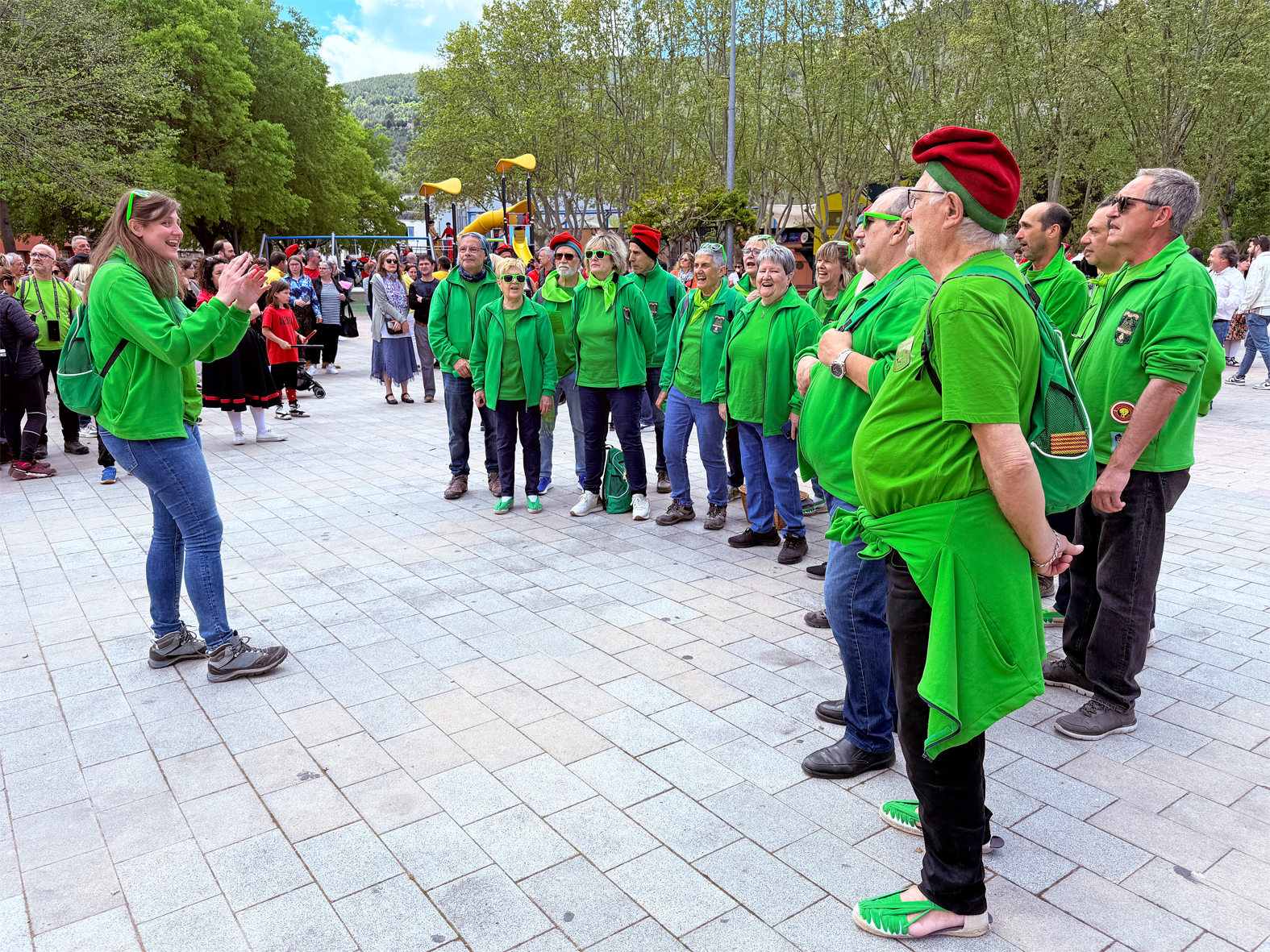 ActuaciÃ³ de la colla de La Llanterna a la plaÃ§a de Sant Joan en les Caramelles de SÃºria 2025.