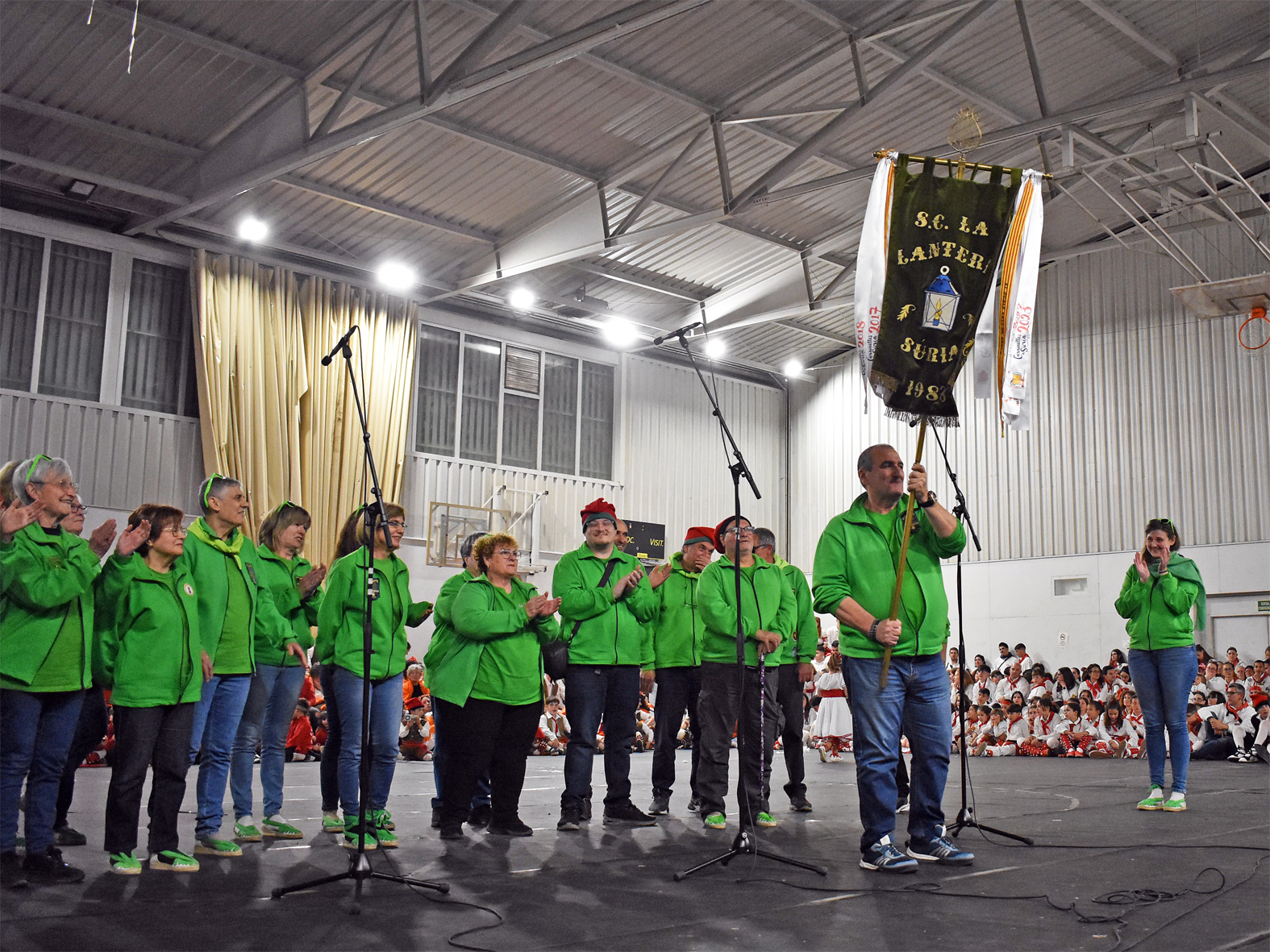 SalutaciÃ³ de l'estendard de la colla de La Llanterna durant la Trobada Caramellaire del PavellÃ³ en les Caramelles de SÃºria 2025.