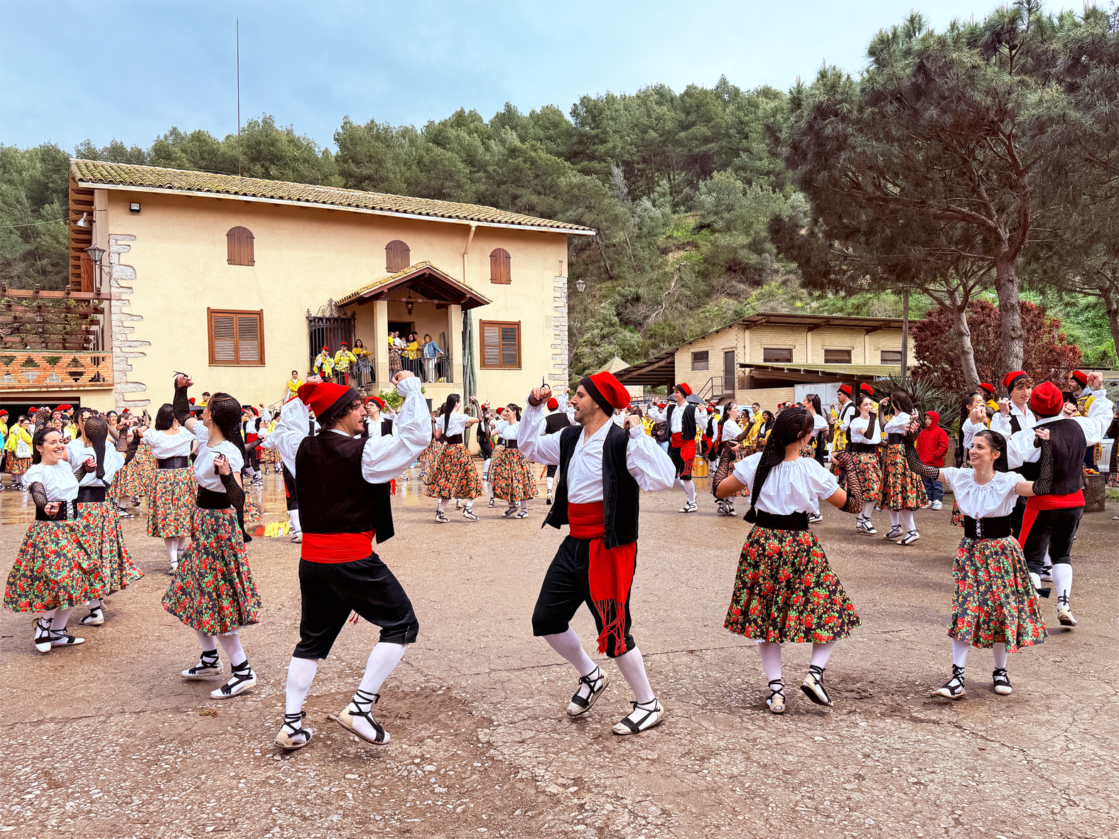ActuaciÃ³ de la colla Juvenil del Foment Cultural durant les Caramelles a PagÃ¨s en les Caramelles de SÃºria 2025.