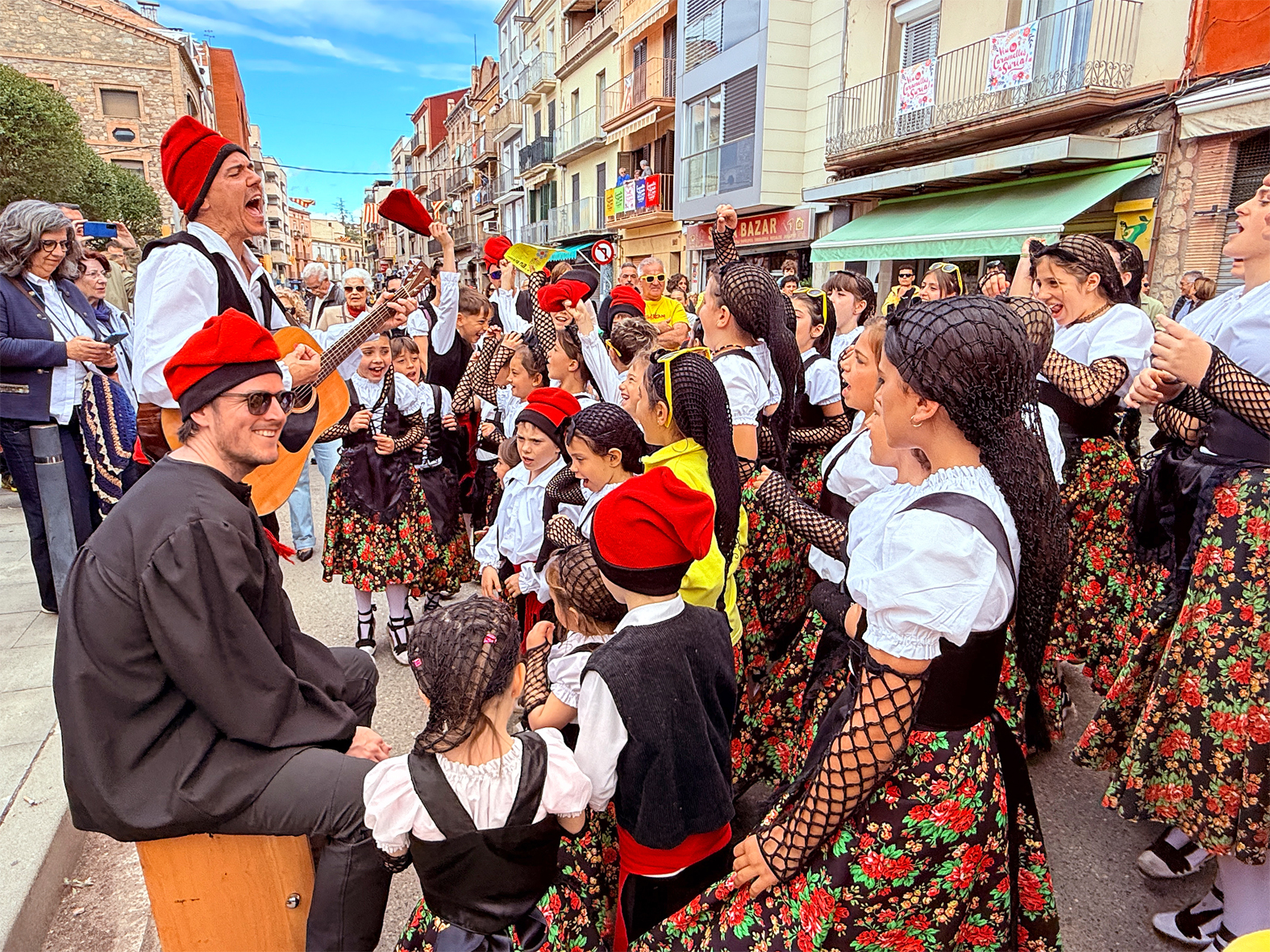 ActuaciÃ³ de la colla Infantil del Foment Cultural al centre urbÃ  en les Caramelles de SÃºria 2025.