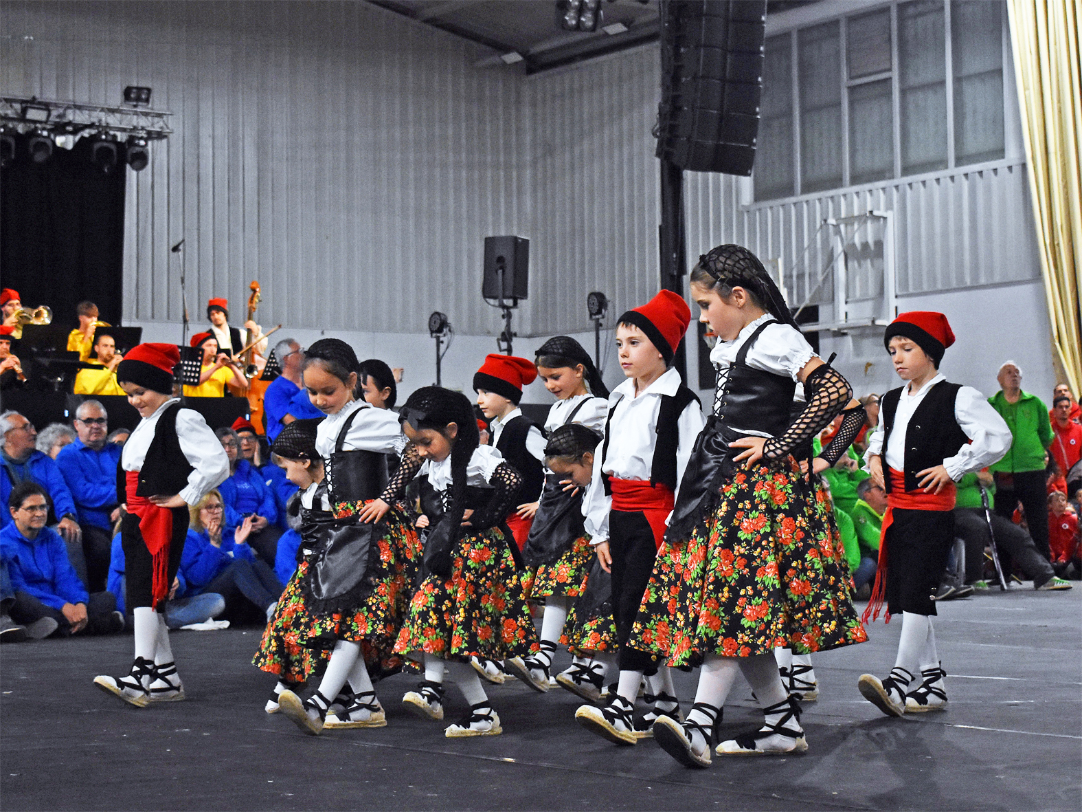 ActuaciÃ³ de la colla Infantil del Foment Cultural durant la Trobada Caramellaire del PavellÃ³ en les Caramelles de SÃºria 2025.