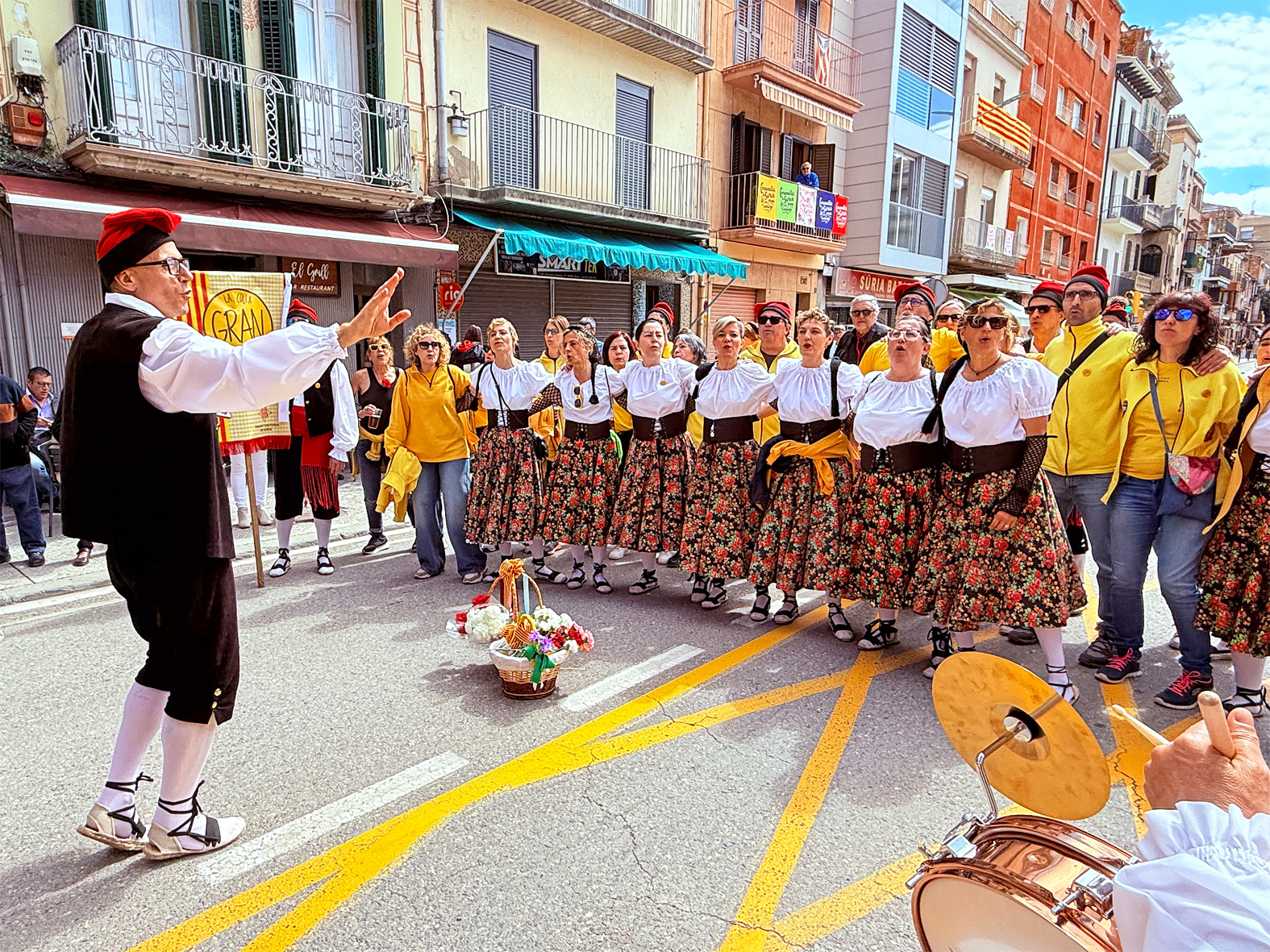ActuaciÃ³ de la colla Gran del Foment Cultural al centre urbÃ  en les Caramelles de SÃºria 2025.