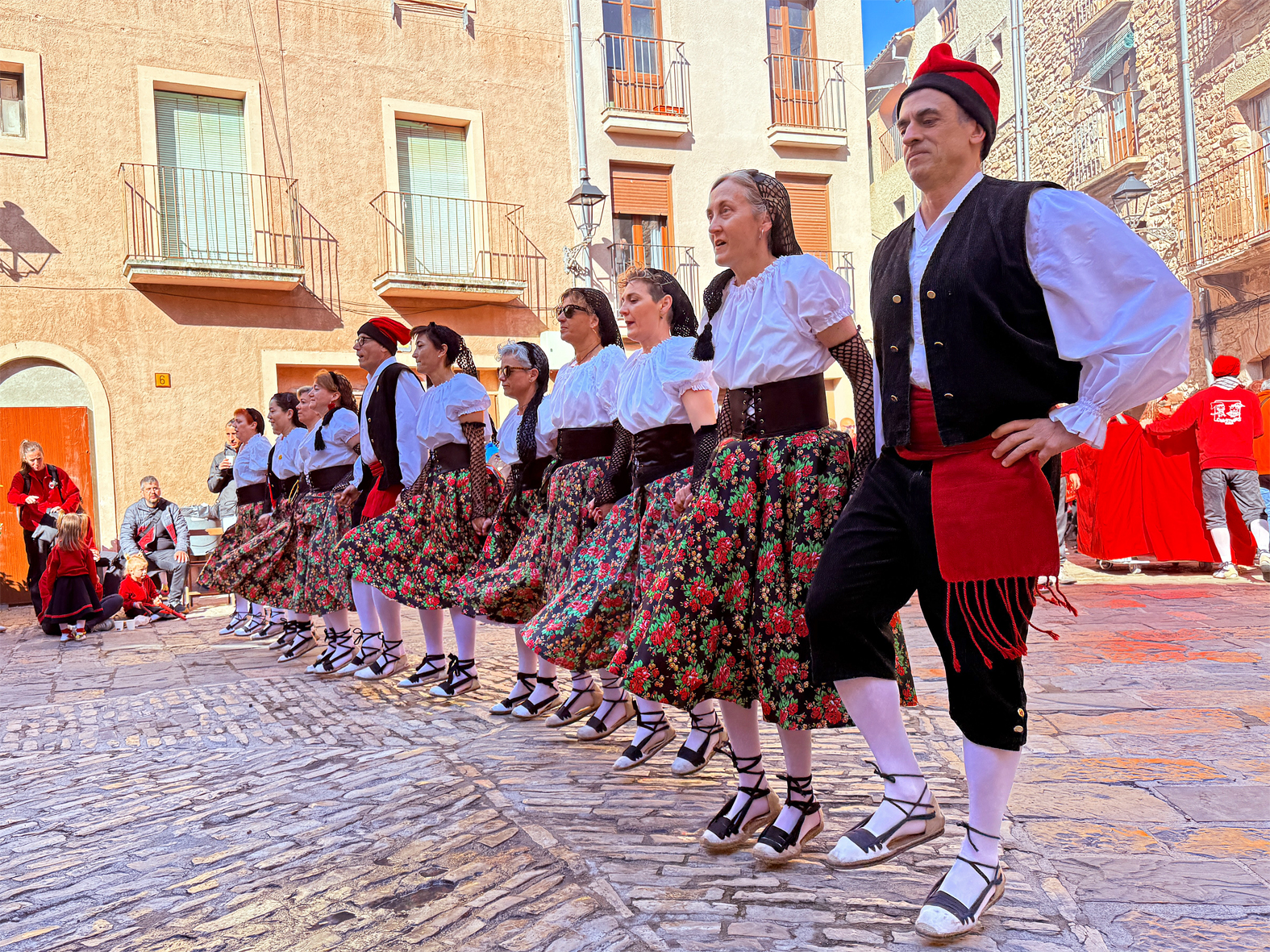 ActuaciÃ³ de la colla Gran del Foment Cultural a la plaÃ§a Major del Poble Vell en les Caramelles de SÃºria 2025.