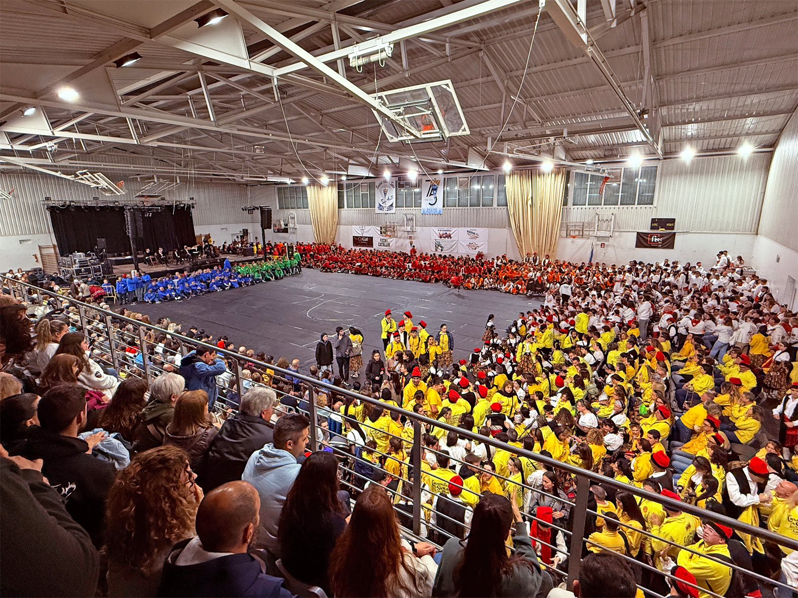 Vista general del PavellÃ³ Municipal d'Esports abans de l'inici de la Trobada Caramellaire en les Caramelles de SÃºria 2025.