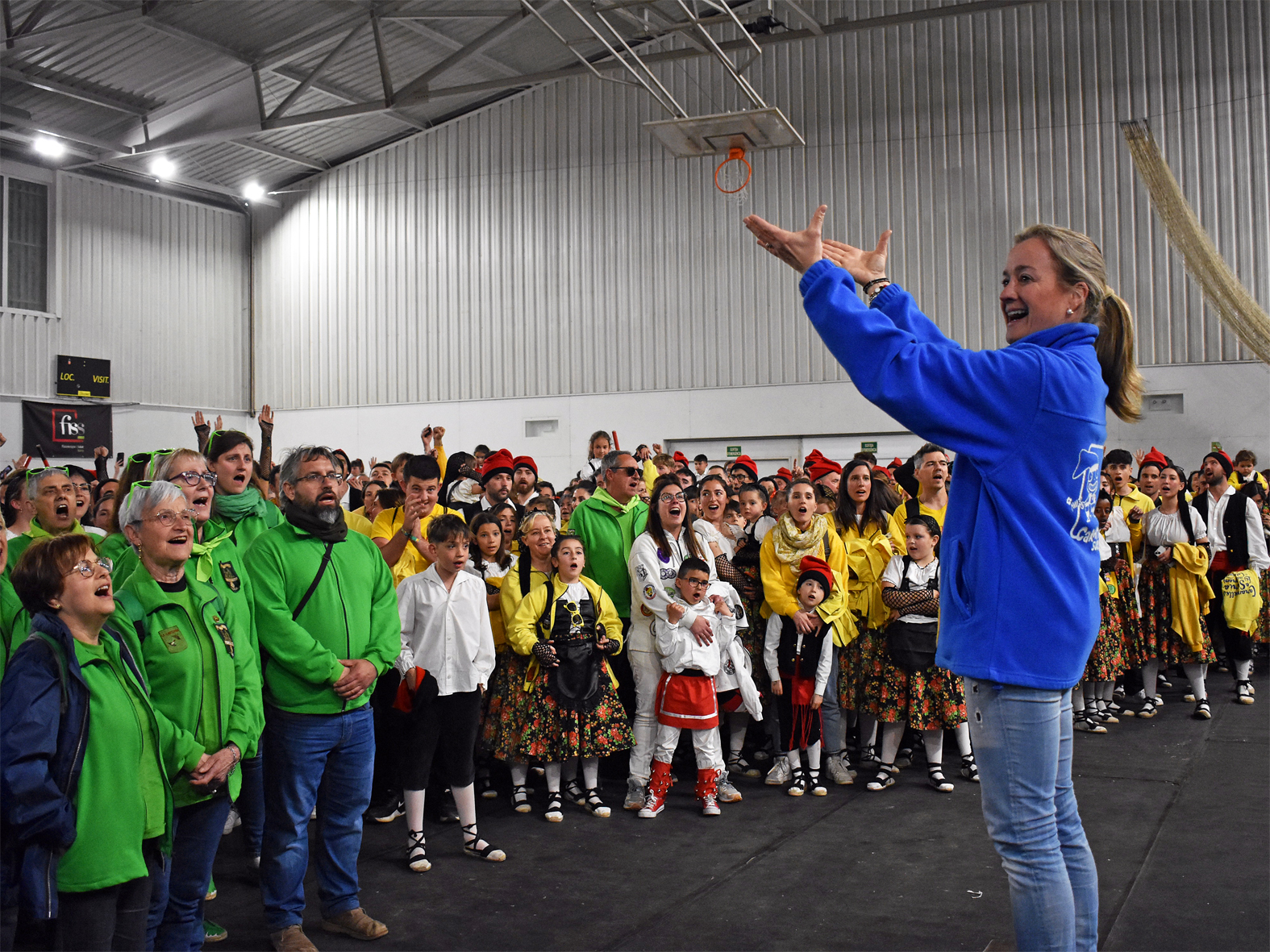 InterpretaciÃ³ d'El Cant del Poble al final de la Trobada Caramellaire del PavellÃ³ en les Caramelles de SÃºria 2025.