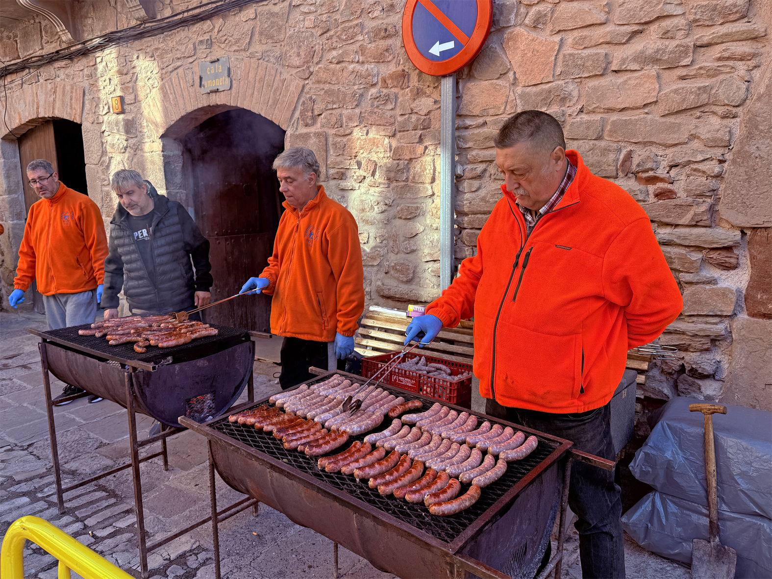 Esmorzar Caramellaire a la plaÃ§a Major del Poble Vell en les Caramelles de SÃºria 2025.