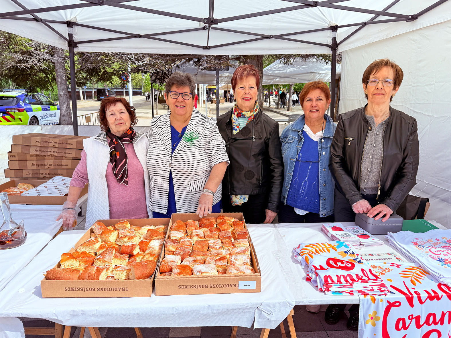 Punt d'informaciÃ³ del Diumenge de Pasqua a la plaÃ§a de Sant Joan en les Caramelles de SÃºria 2025.