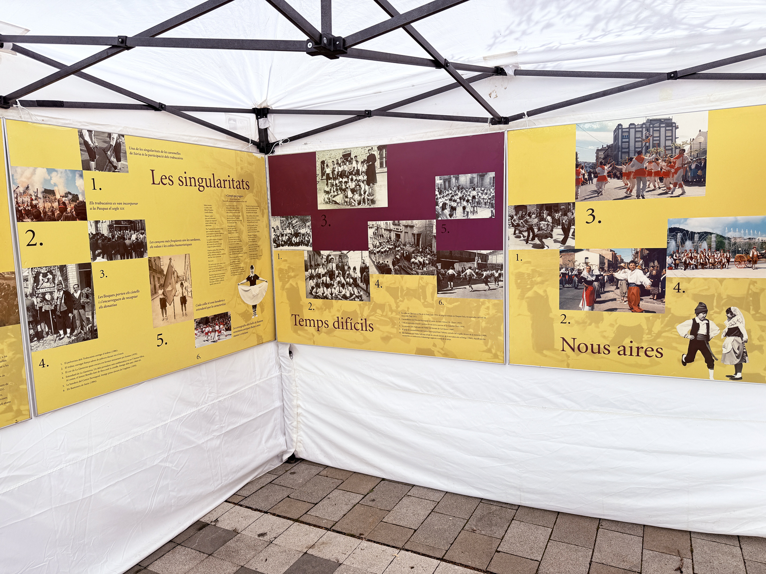 ExposiciÃ³ del Diumenge de Pasqua sobre la histÃ²ria de les Caramelles a la plaÃ§a de Sant Joan en les Caramelles de SÃºria 2025.