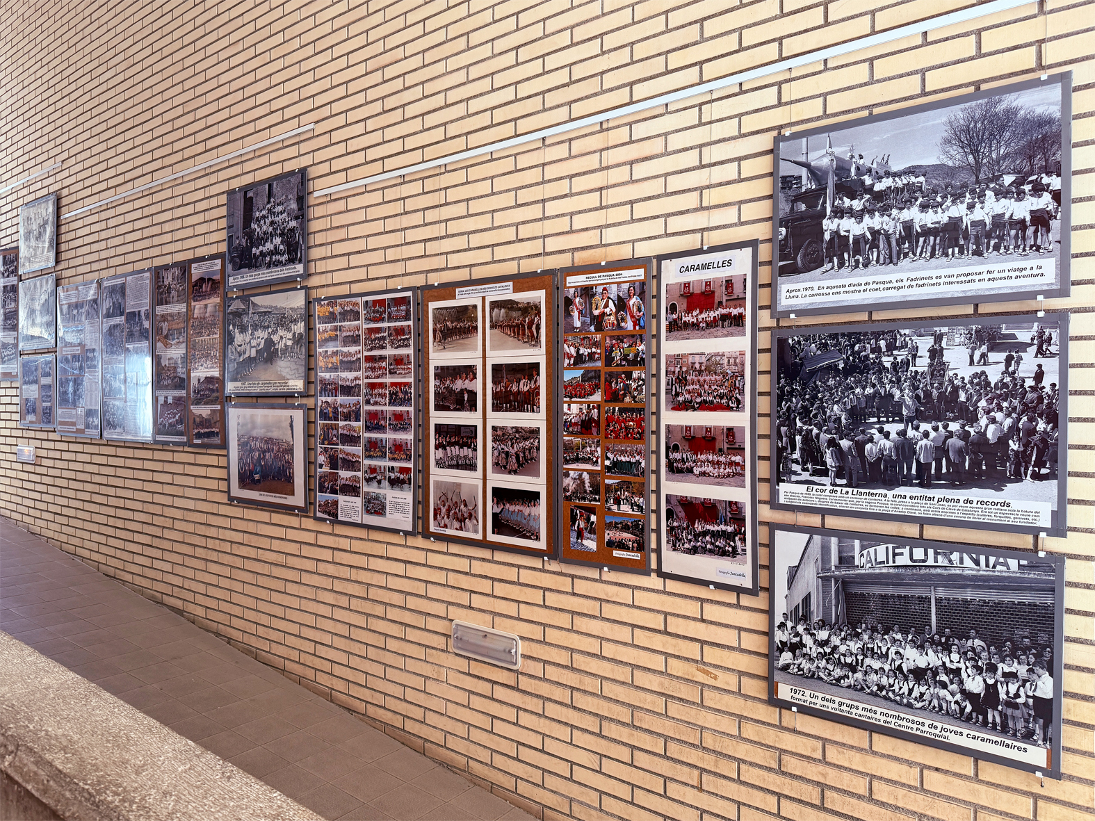 Plafons de l'exposiciÃ³ fotogrÃ fica 'Que les passeu felices!' amb imatges histÃ²riques de les Caramelles, al PavellÃ³ Municipal d'Esports.