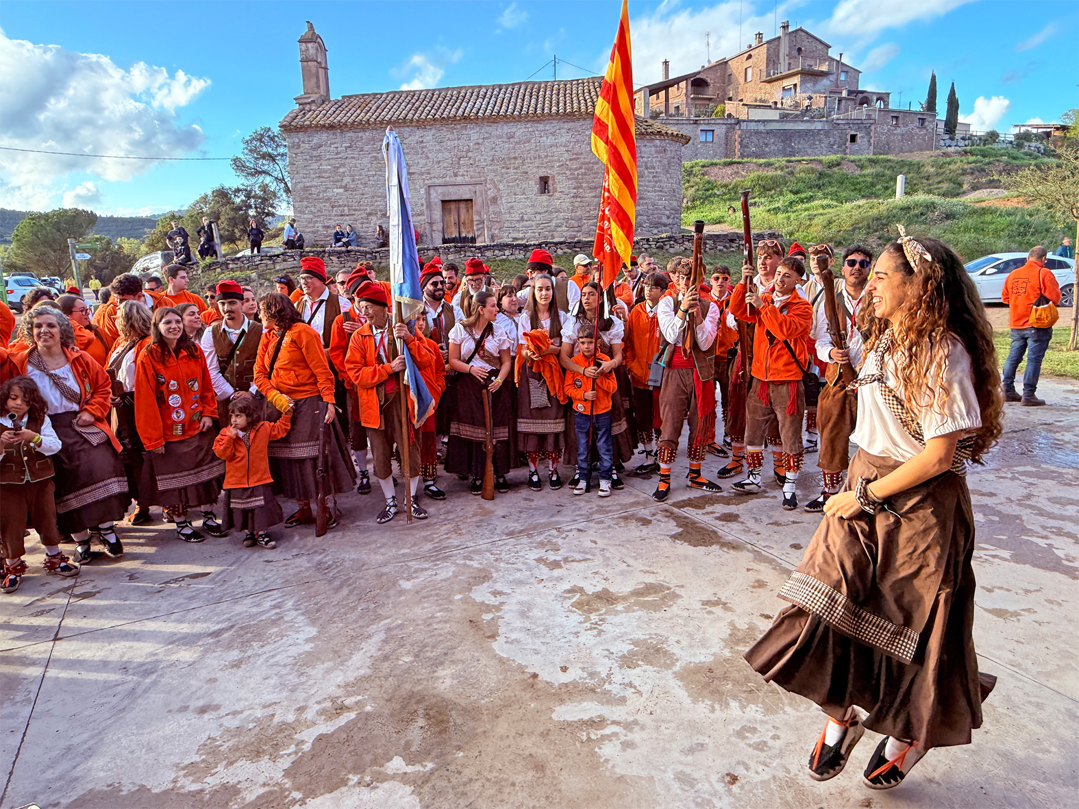 ActuaciÃ³ de la colla del Tro Gros al nucli d'El Puig (Castellnou de Bages) durant les Caramelles a PagÃ¨s en les Caramelles de SÃºria 2025.
