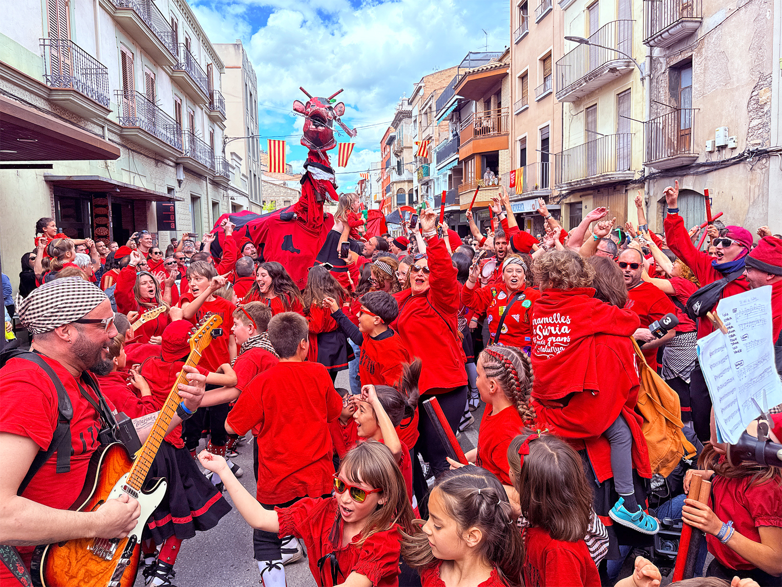 ActuaciÃ³ de la colla de l'Altatxu al centre urbÃ  de la vila en les Caramelles de SÃºria 2025.