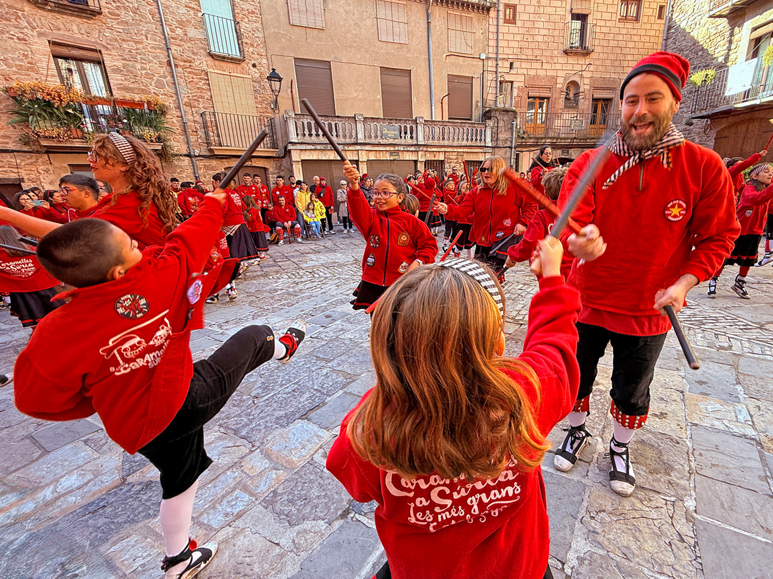 ActuaciÃ³ de la colla d'Altatxets a la plaÃ§a Major del Poble Vell en les Caramelles de SÃºria 2025.