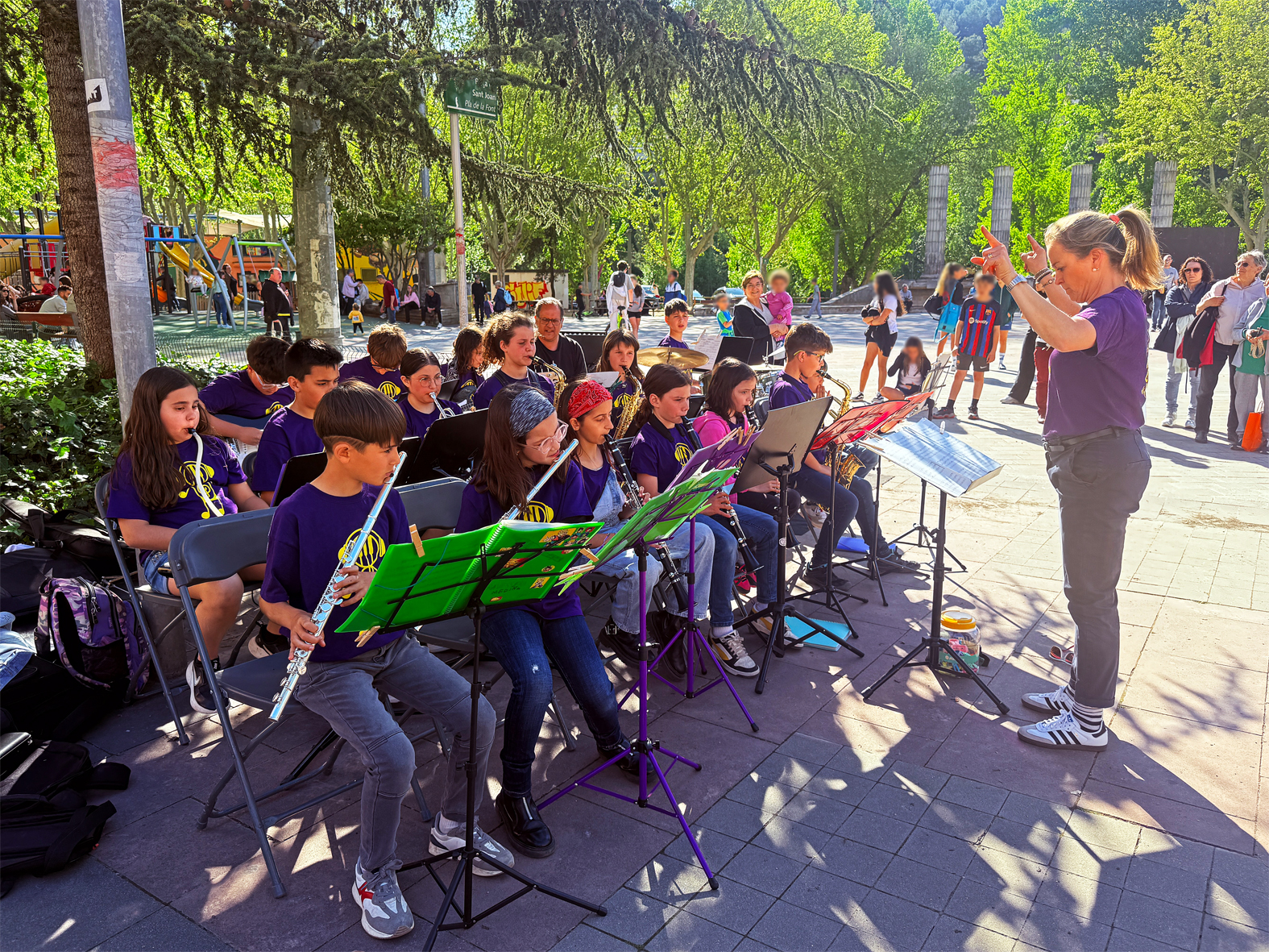 Curs 2024-25 - Concert de l'Orquestra DiabÃ²lica de l'Escola Municipal de MÃºsica a la plaÃ§a de Sant Joan, dins de les activitats de la diada de Sant Jordi a SÃºria.