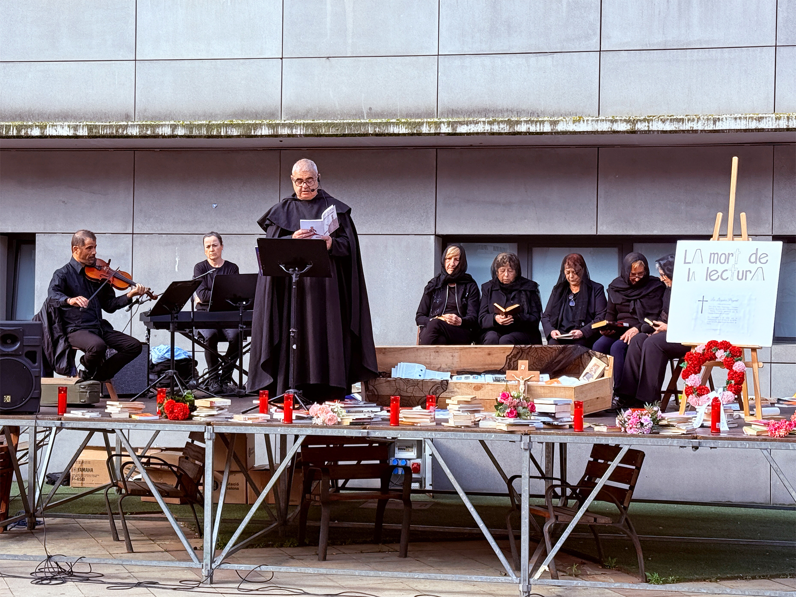 RepresentaciÃ³ per al foment de la lectura, adreÃ§ada a alumnes dels centres educatius de SÃºria, dins del programa dâ€™actes de Sant Jordi, a la plaÃ§a de la Serradora.