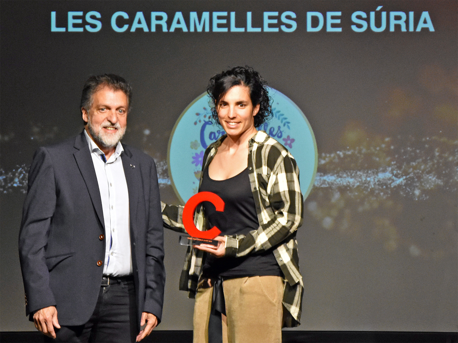 La regidora de Festes, Alba Martínez, recull el Premi Josep Anselm Clavé del Cant Coral a Catalunya, lliurat pel president de la Federació d'Ateneus de Catalunya, Pep Morella.